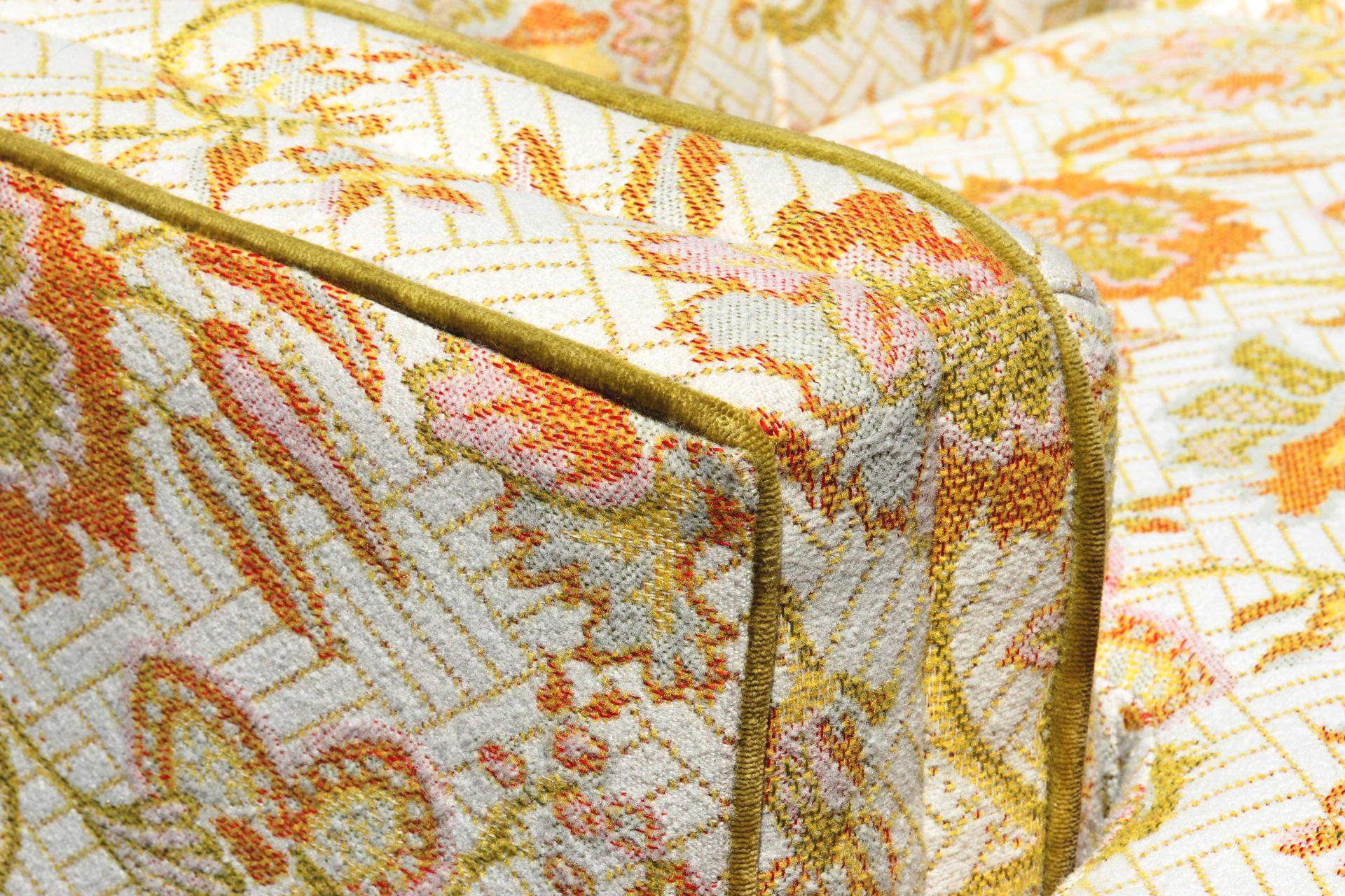 Sofá Loveseat Floral Tapizado Mediados de Siglo siglo XX en venta