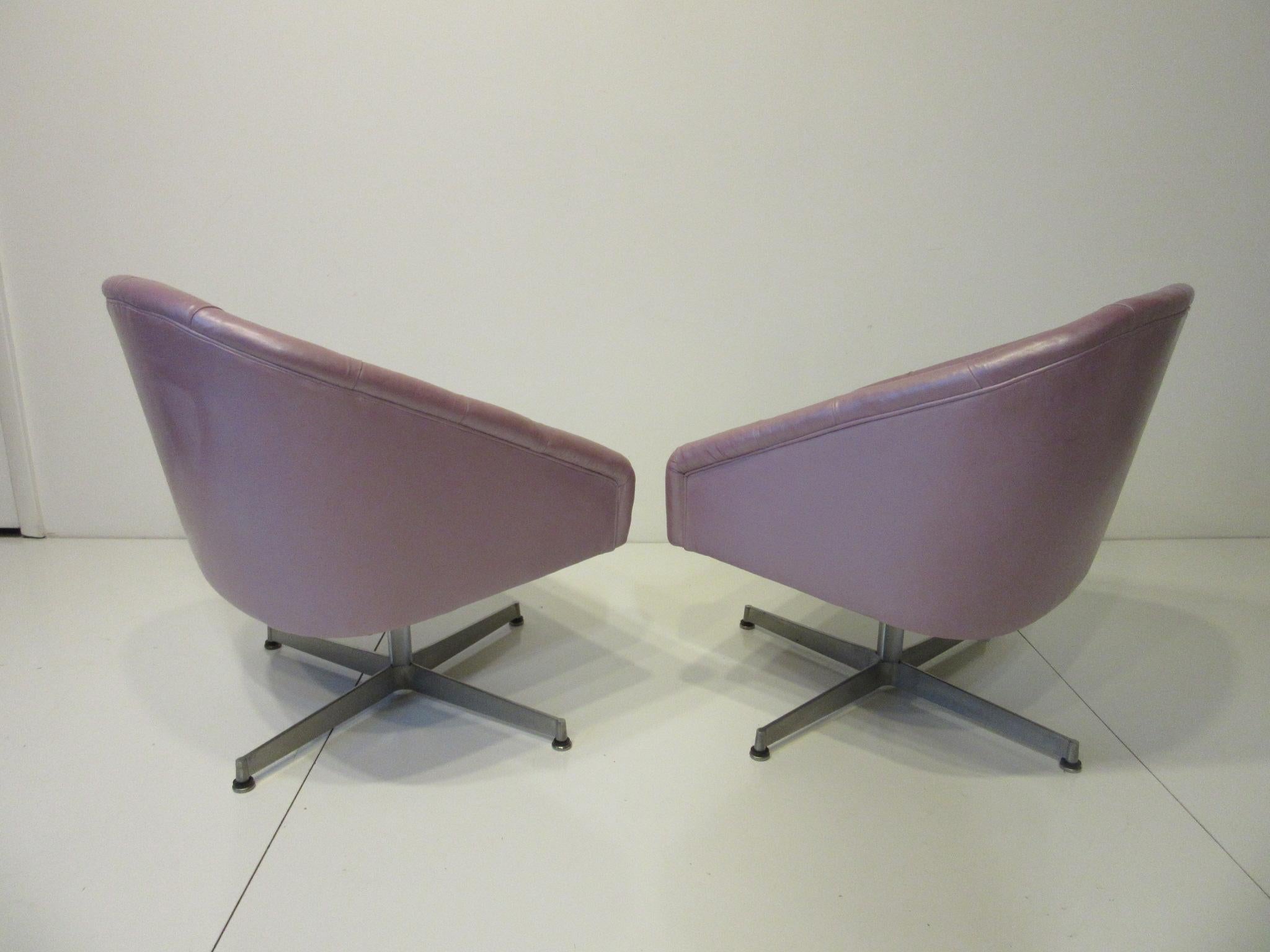 Midcentury Tufted Leatherette Swivel Chairs by Shelby Williams In Good Condition For Sale In Cincinnati, OH