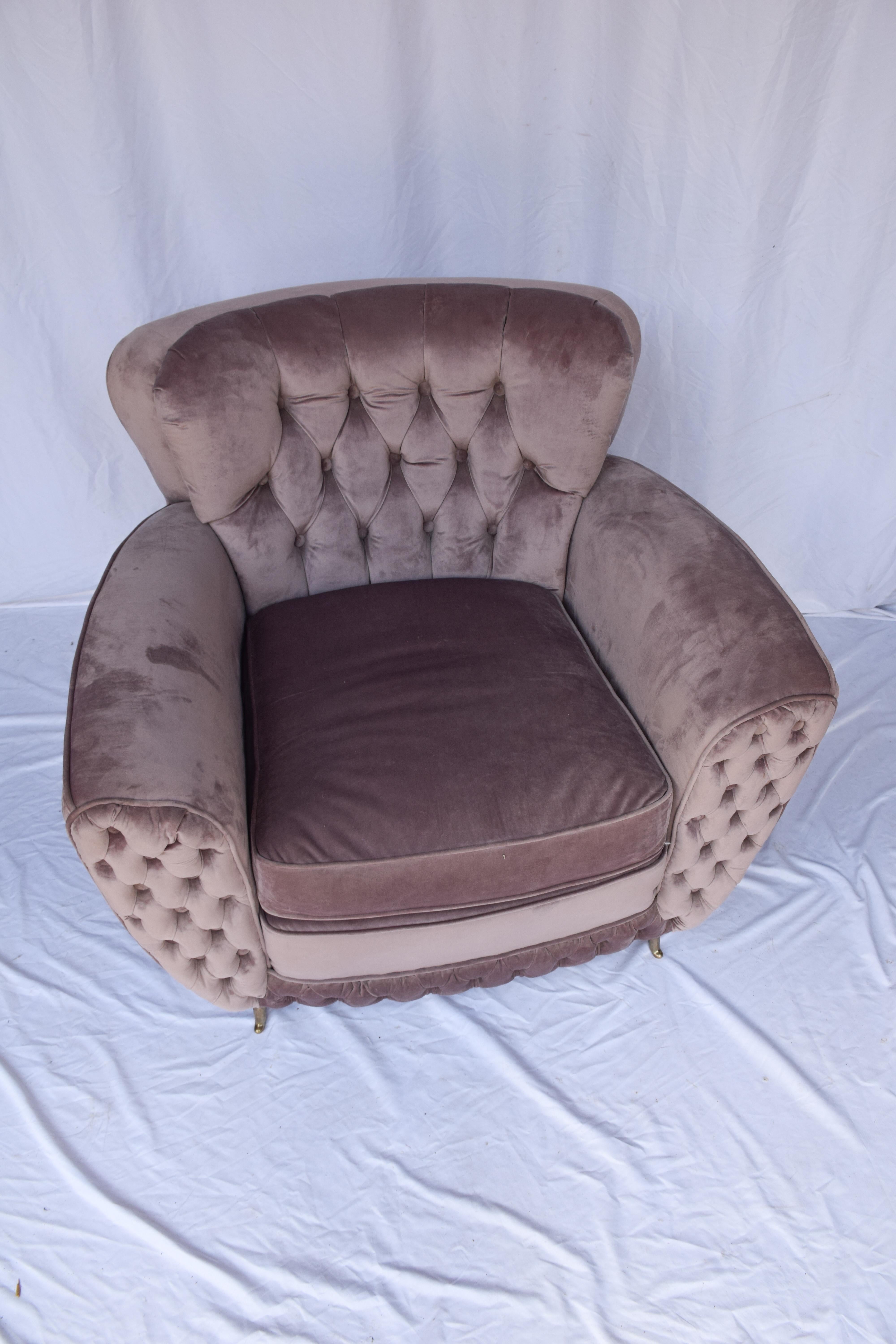 Cette chaise longue touffetée du milieu du siècle a été trouvée en France. Il a été récupéré en France par un précédent propriétaire. Élégante et stylée, nous adorons cette couleur lilas. C'est si subtil que c'est presque neutre. Fonctionne bien
