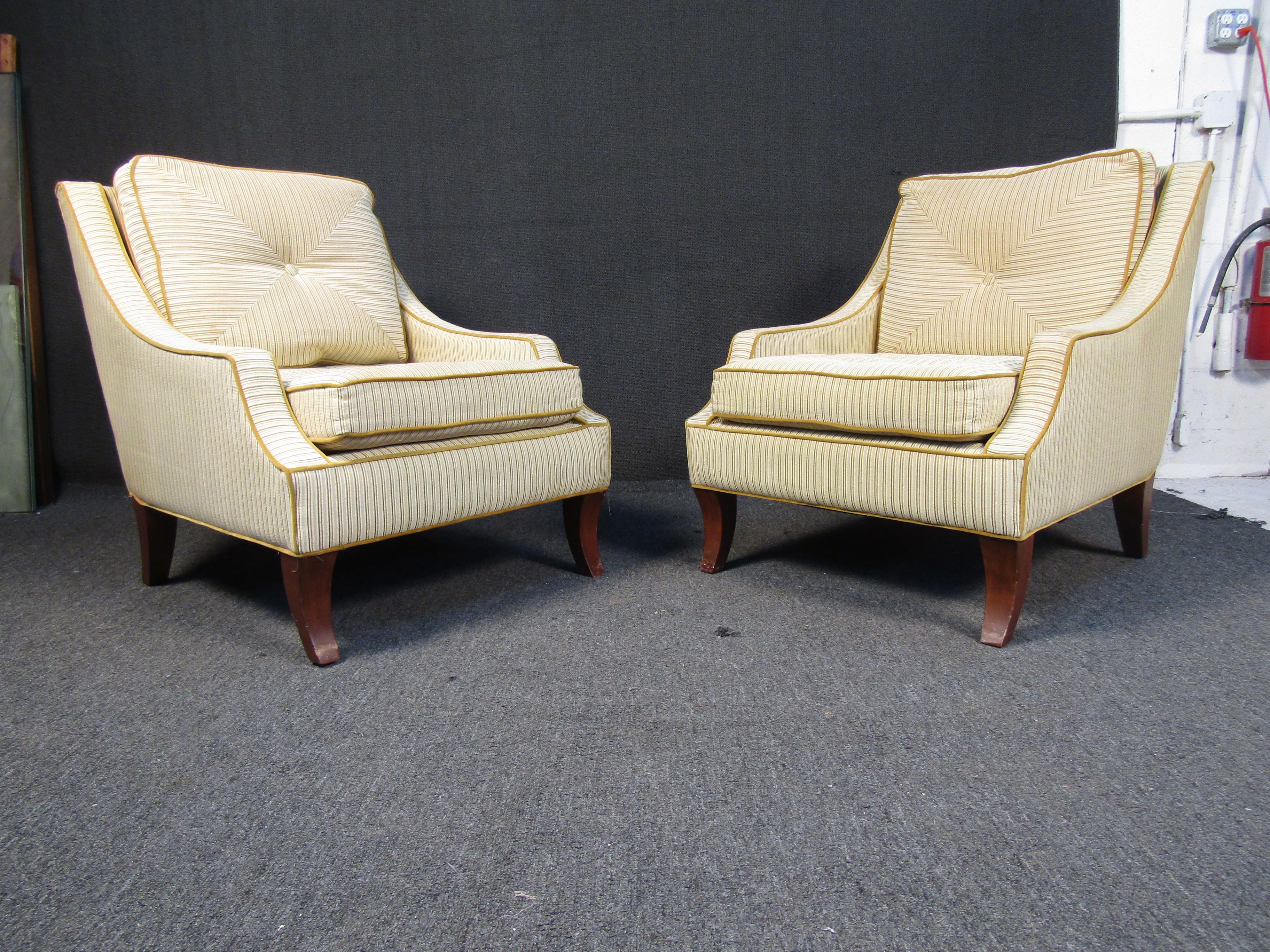 Einzigartige moderne Vintage-Sessel. Diese plüschigen Loungesessel sind mit einem bequemen Stoff gepolstert und haben spitz zulaufende Holzbeine. Die einzigartig geformten Stühle sind ein echter Gesprächsanlass. Perfekte Stühle für die
