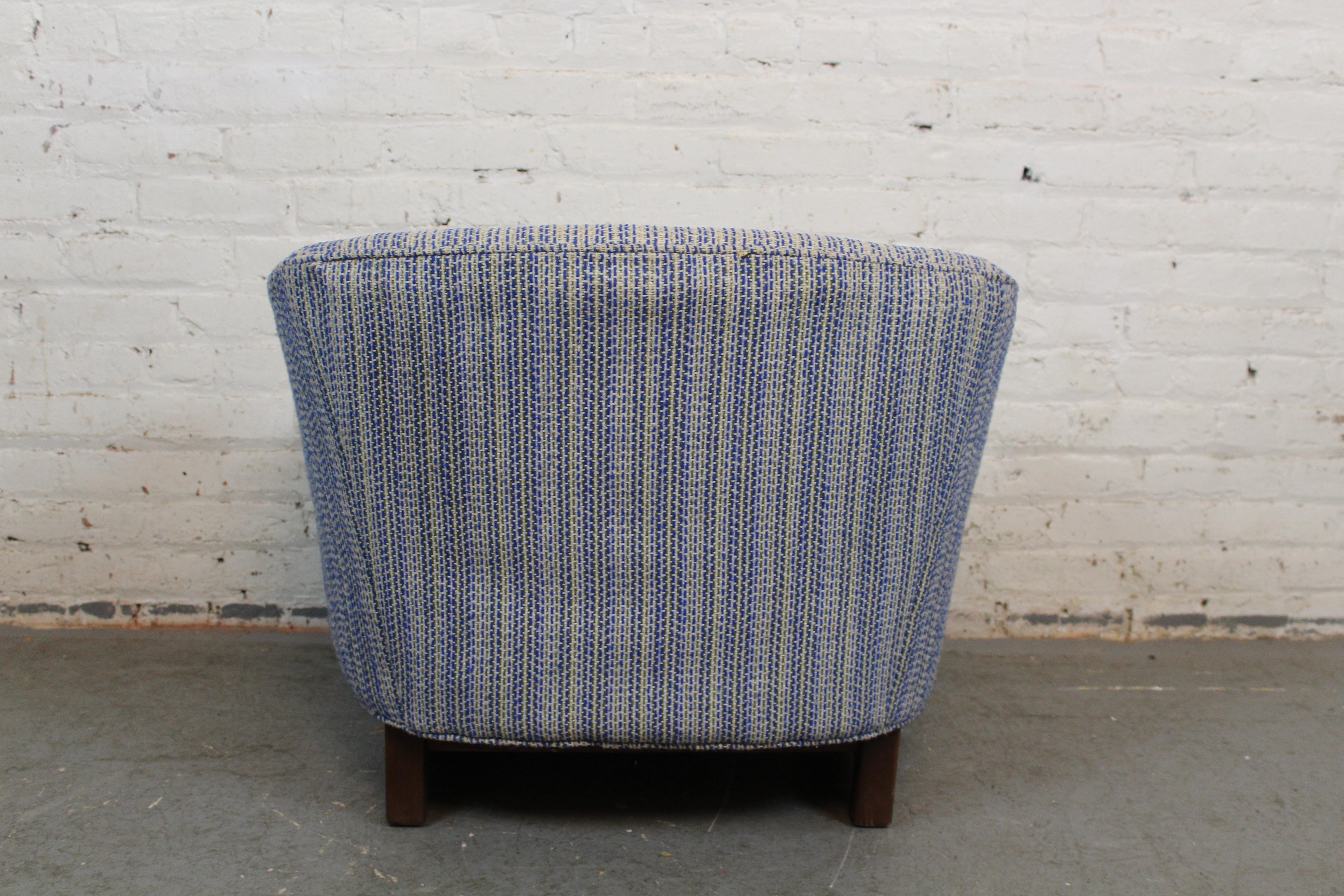 Mid-Century Tufted Monroe Chair by Selig Furniture In Good Condition For Sale In Brooklyn, NY