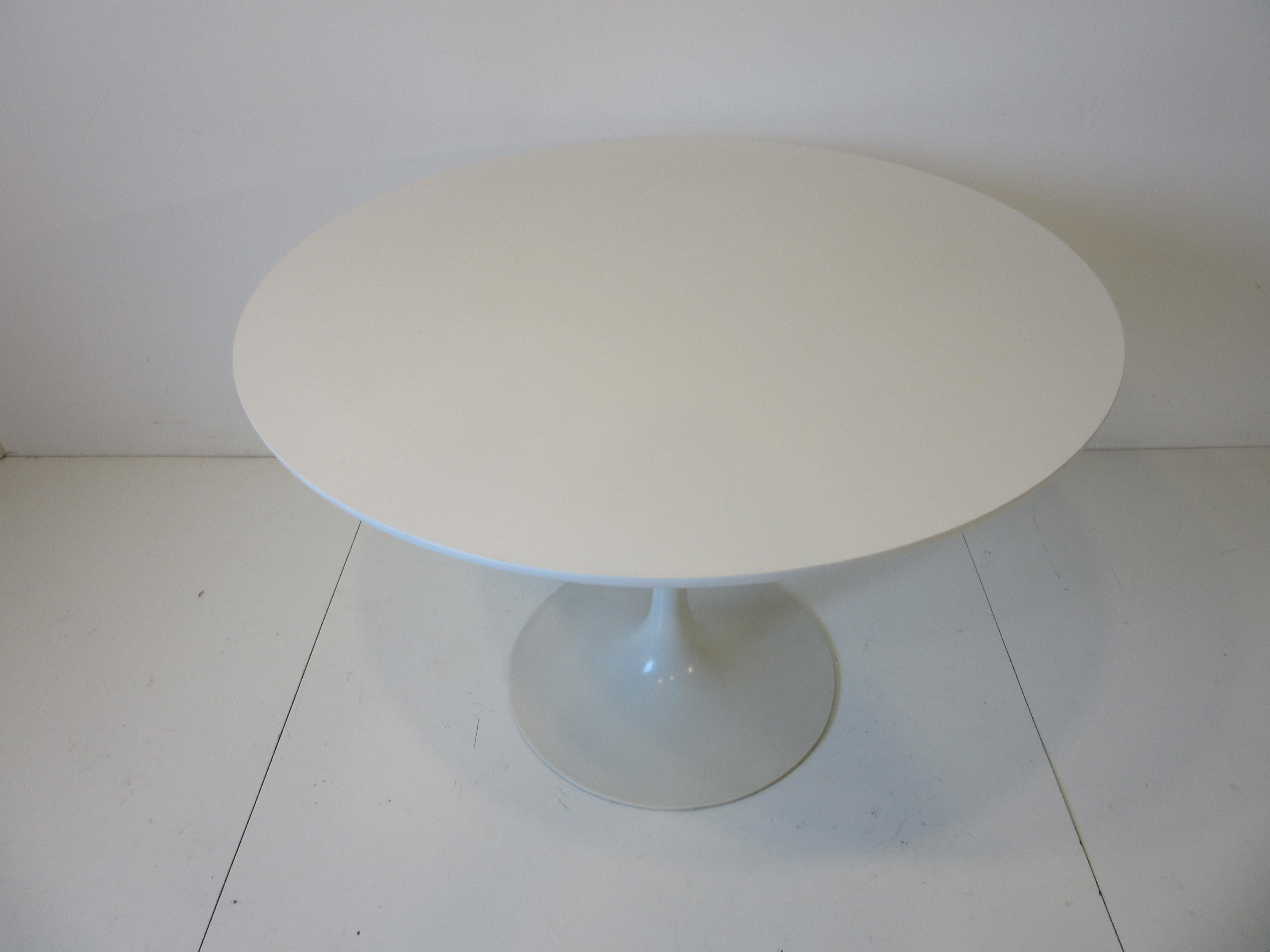 A nice white tulip dining table with matching laminate top having a rolled edge and metal base perfect for that eat in kitchen or smaller space. Designed and manufactured by the Burke Furniture company.