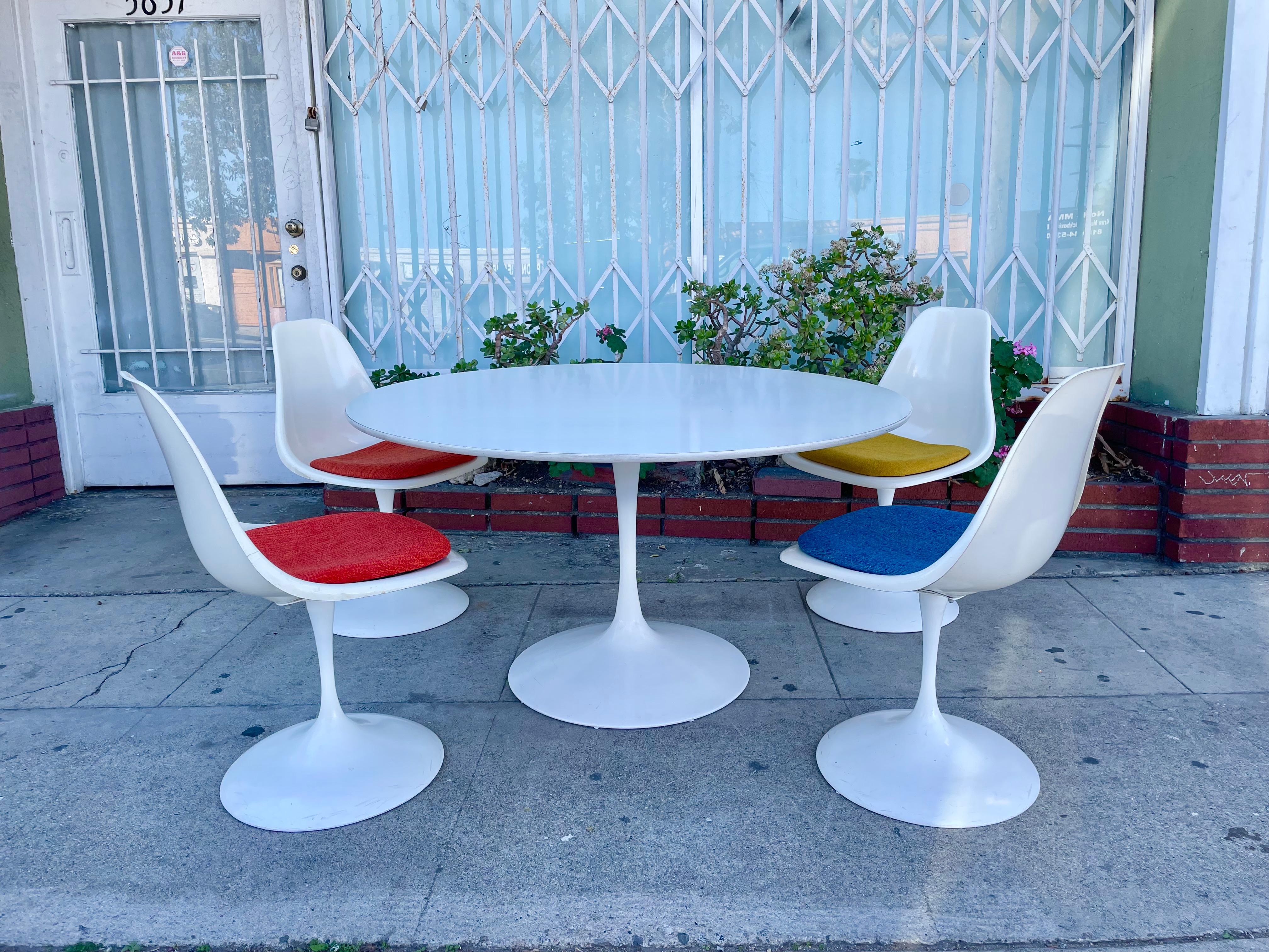 Midcentury Tulip Dining Table Set Styled After Eero Saarinen In Good Condition For Sale In North Hollywood, CA