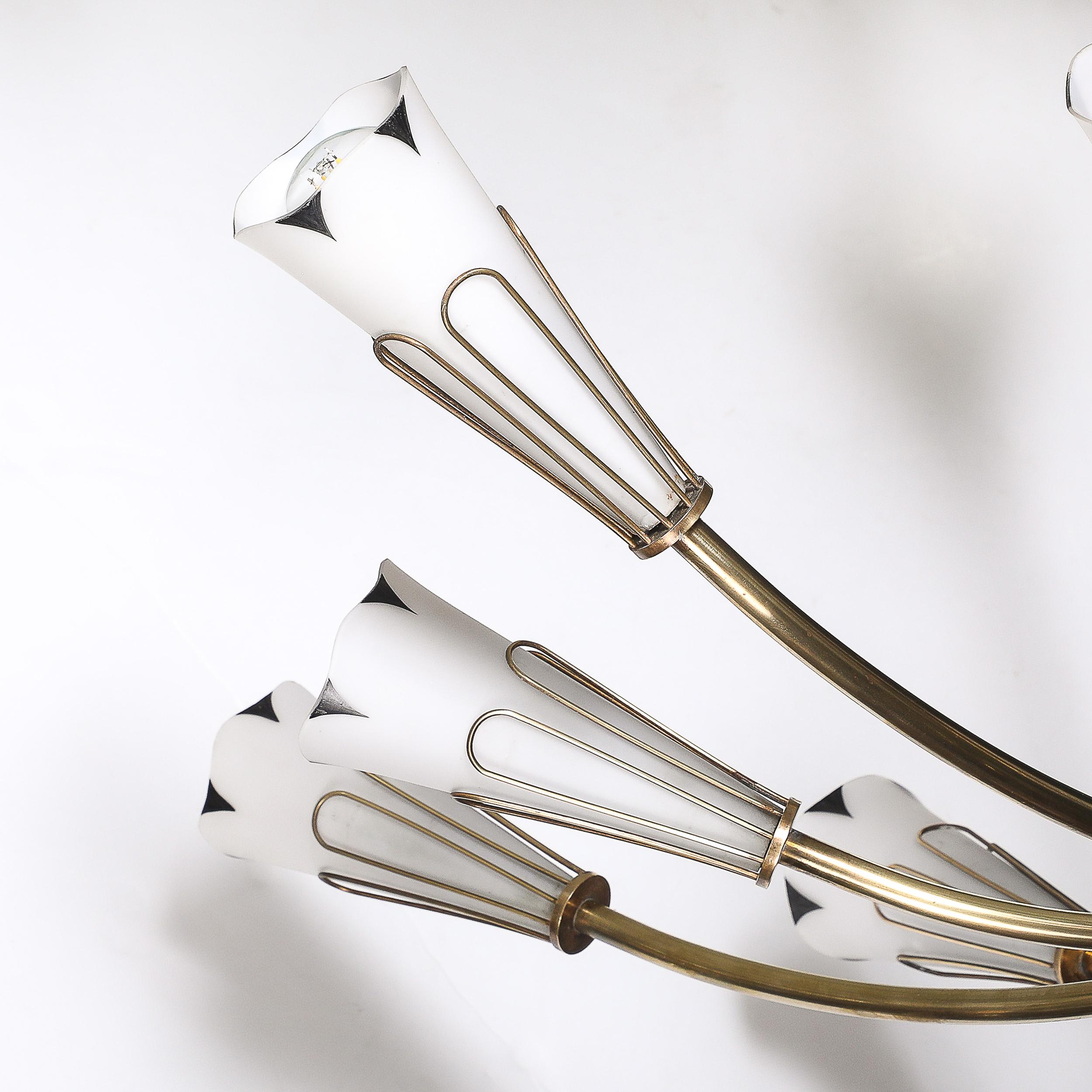 Araña de latón y cristal esmerilado de mediados de siglo con forma de tulipán y detalles esmaltados mediados del siglo XX en venta