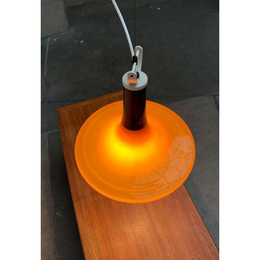 Elegante pendolo in vetro del rinomato produttore Peill & Putzler, Germania.

Il disegno degli anni '70 mostra una tipica forma di tulipano. Il corpo del Luminaire è in vetro orale di colore marrone. Quando è acceso, brilla di colori ambrati. Oltre