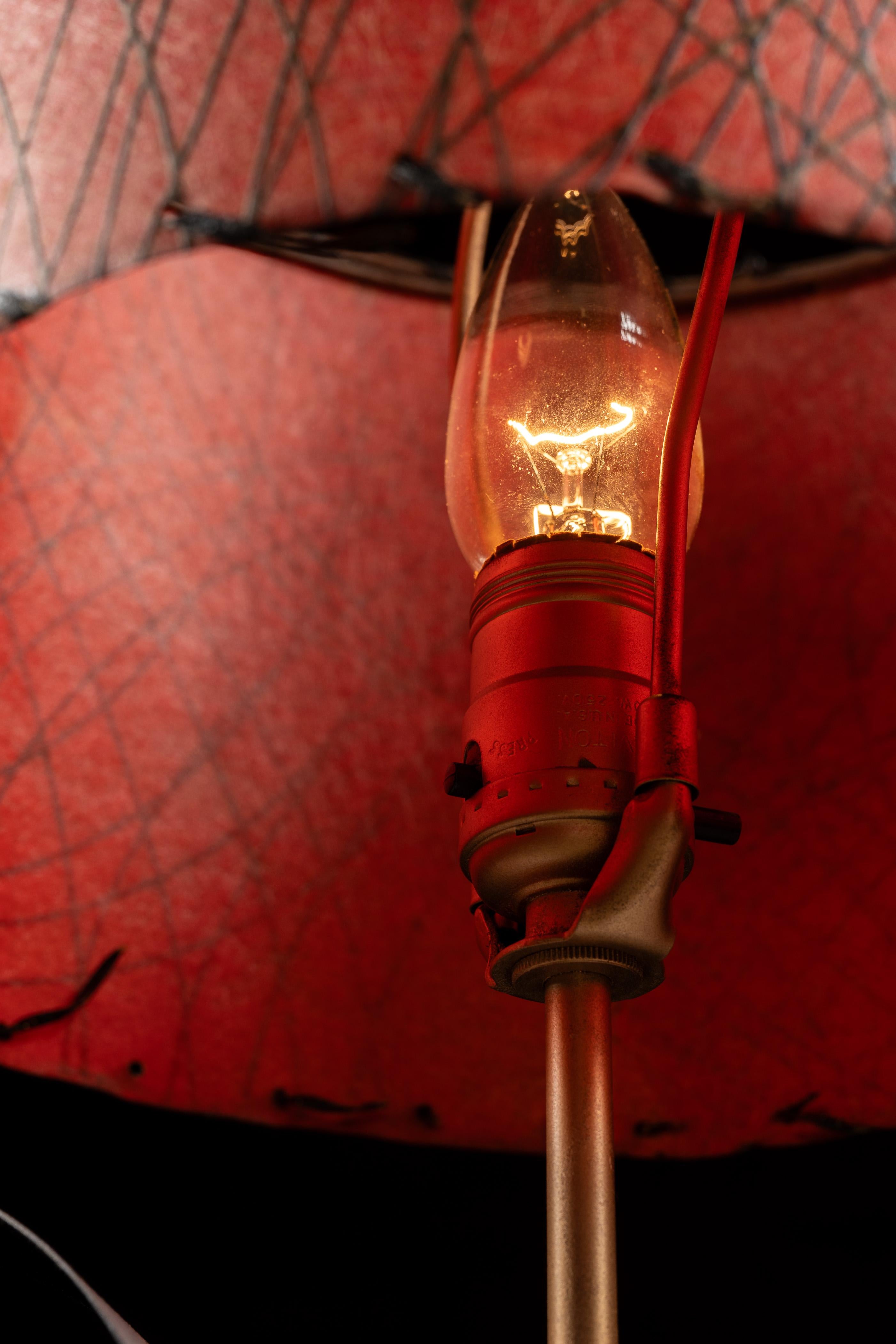 Lampe tulipe du milieu du siècle avec abat-jour rouge Bon état - En vente à Dekalb, IL