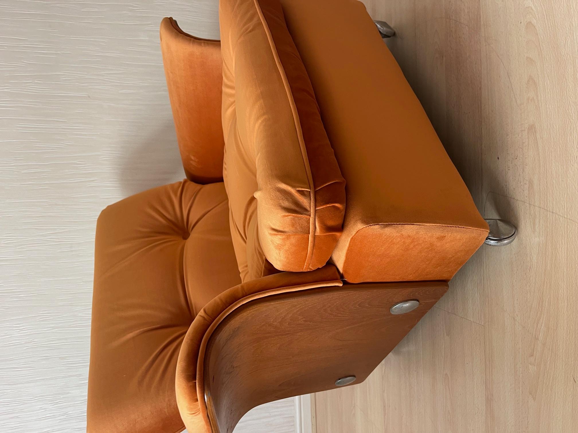 Tulpen-Loungesessel aus der Mitte des Jahrhunderts von K M Wilkins für GPlan aus orangefarbenem Samt (Lackiert)