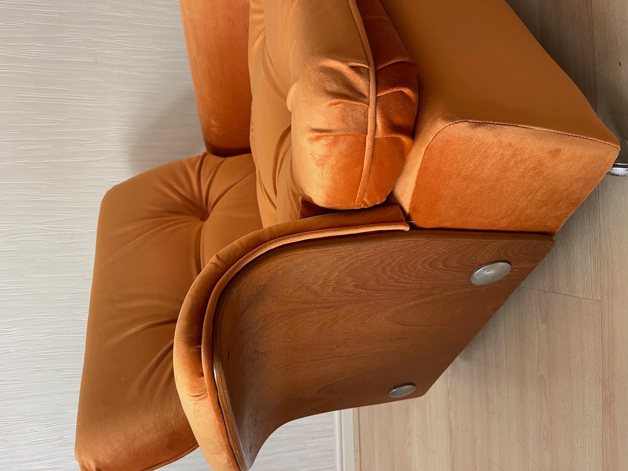 Tulpen-Loungesessel aus der Mitte des Jahrhunderts von K M Wilkins für GPlan aus orangefarbenem Samt im Zustand „Gut“ in Tarleton, GB