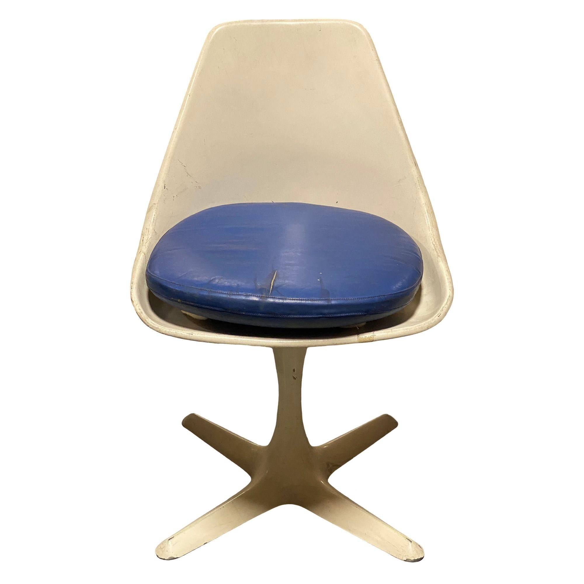 La Tulip Chair 115 (et la Tulip Chair 116), conçue par Maurice Burke de Dallas, Texas, pour Arkana, est le fondement de Star Trek. Les chaises Tulip de Burke sont les cousines germaines des chaises Tulip de Saarinen. La chaise est dotée d'une base