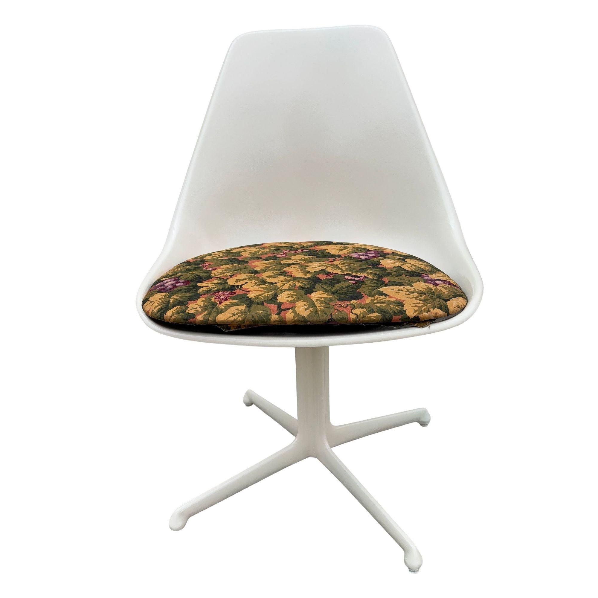 Mid-Century Modern Chaise d'appoint tulipe du milieu du siècle Model No 115 par Maurice Burke pour Arkana - Paire en vente