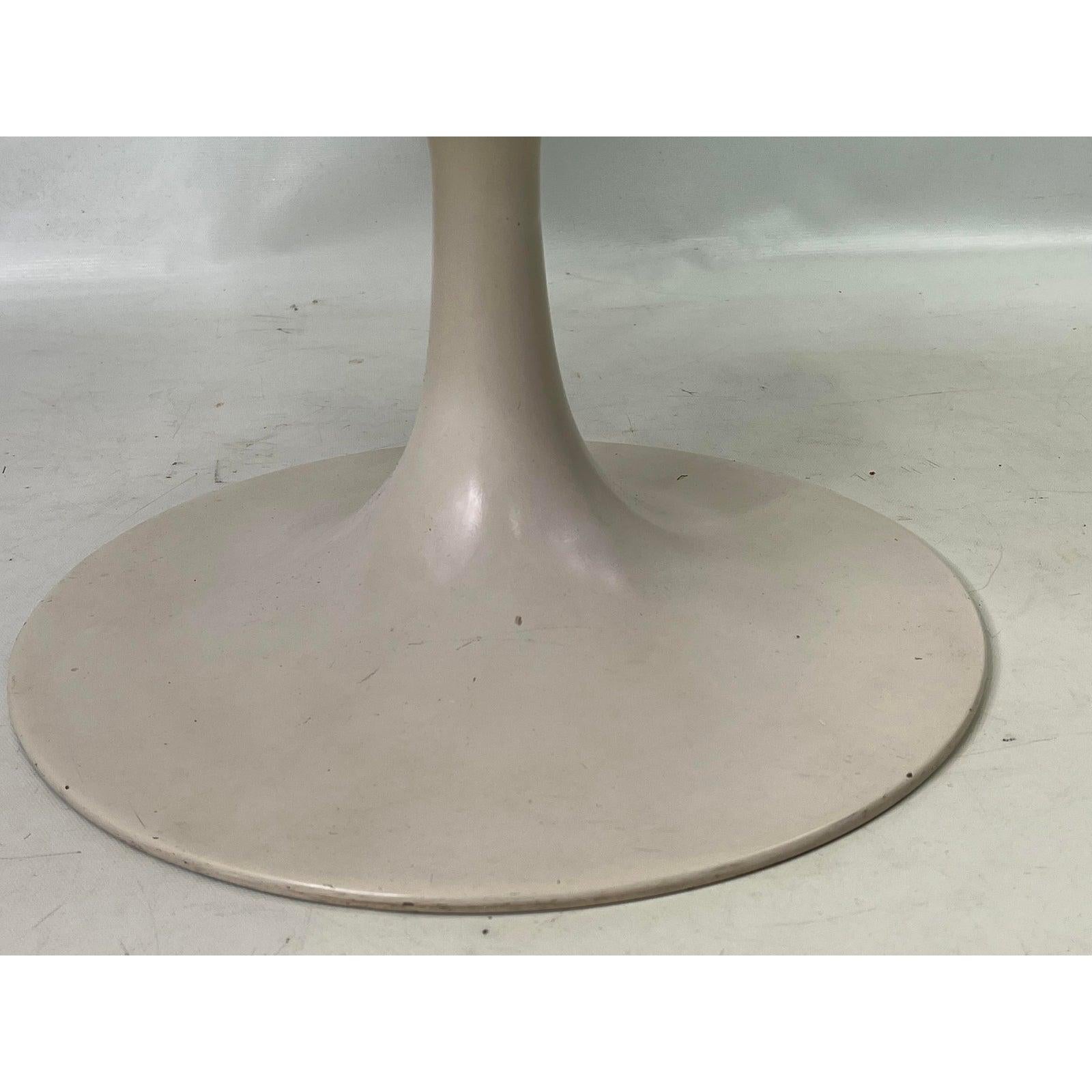 Mid-Century Modern Table d'appoint Tulip du milieu du siècle par Burke en vente