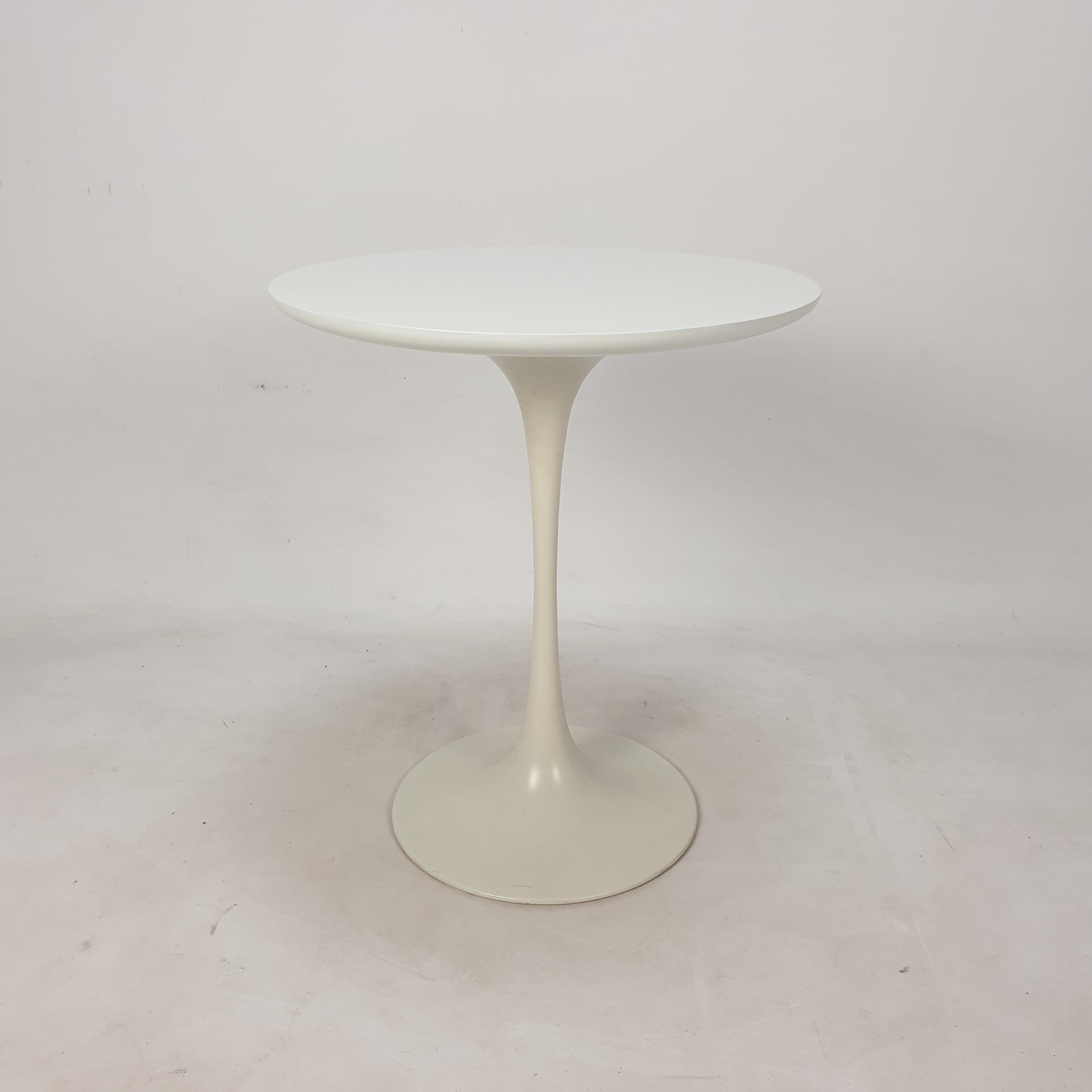 Nice coffee table edited by Arkana and designated by Maurice Burke. 

Elegant tulip leg, a must from 1960-70s design. 
Round tray in white melamine (diameter 44cm) on tulip base in cast aluminum. 

Base of 29,5 cm in diameter, Arkana logo.
