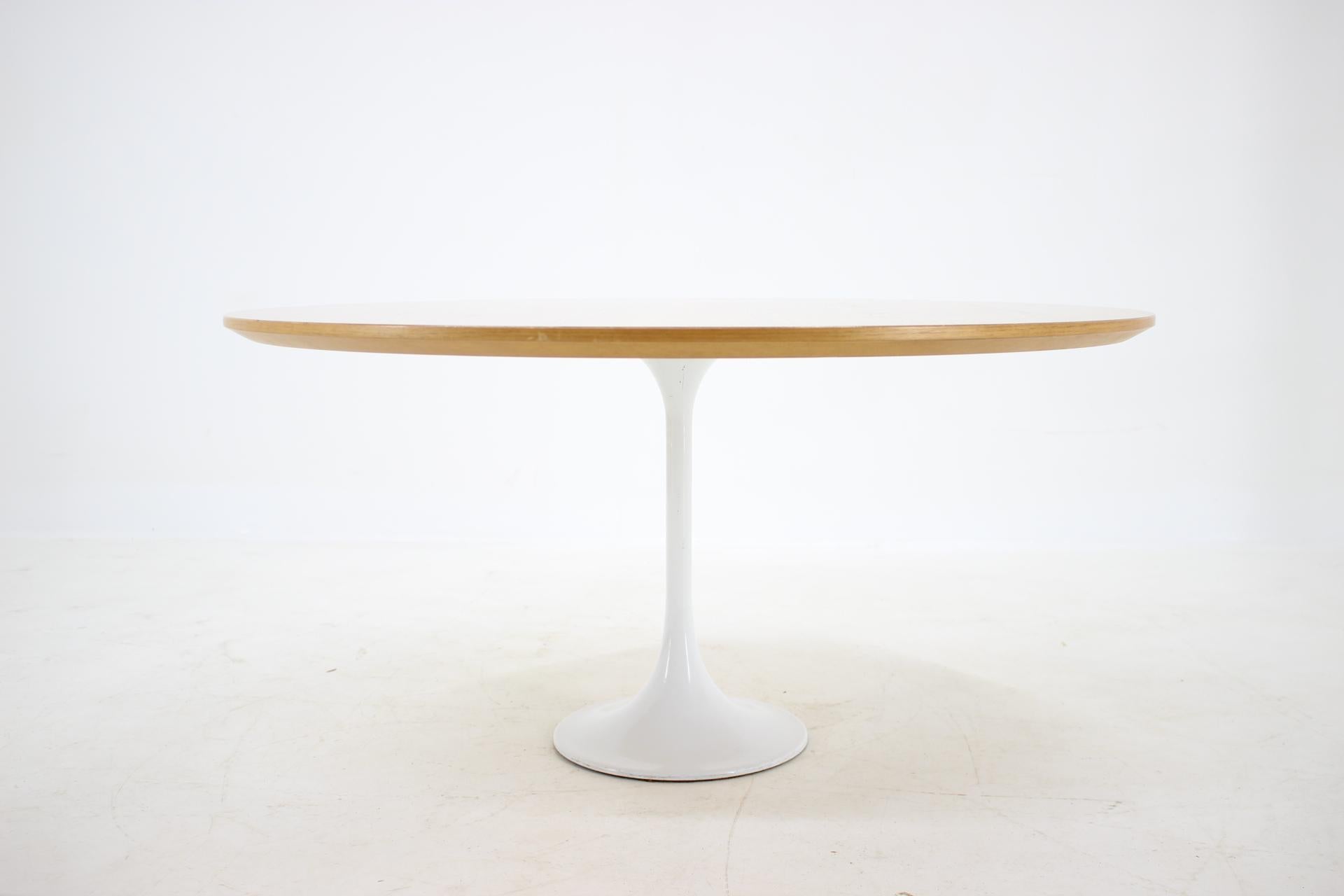 Mid-Century Modern Midcentury Tulip Table in Style of Eero Saarinen For Sale