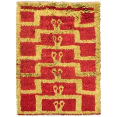 Tapis Tulu vintage du milieu du siècle dernier avec motif tribal en rouge et or vert