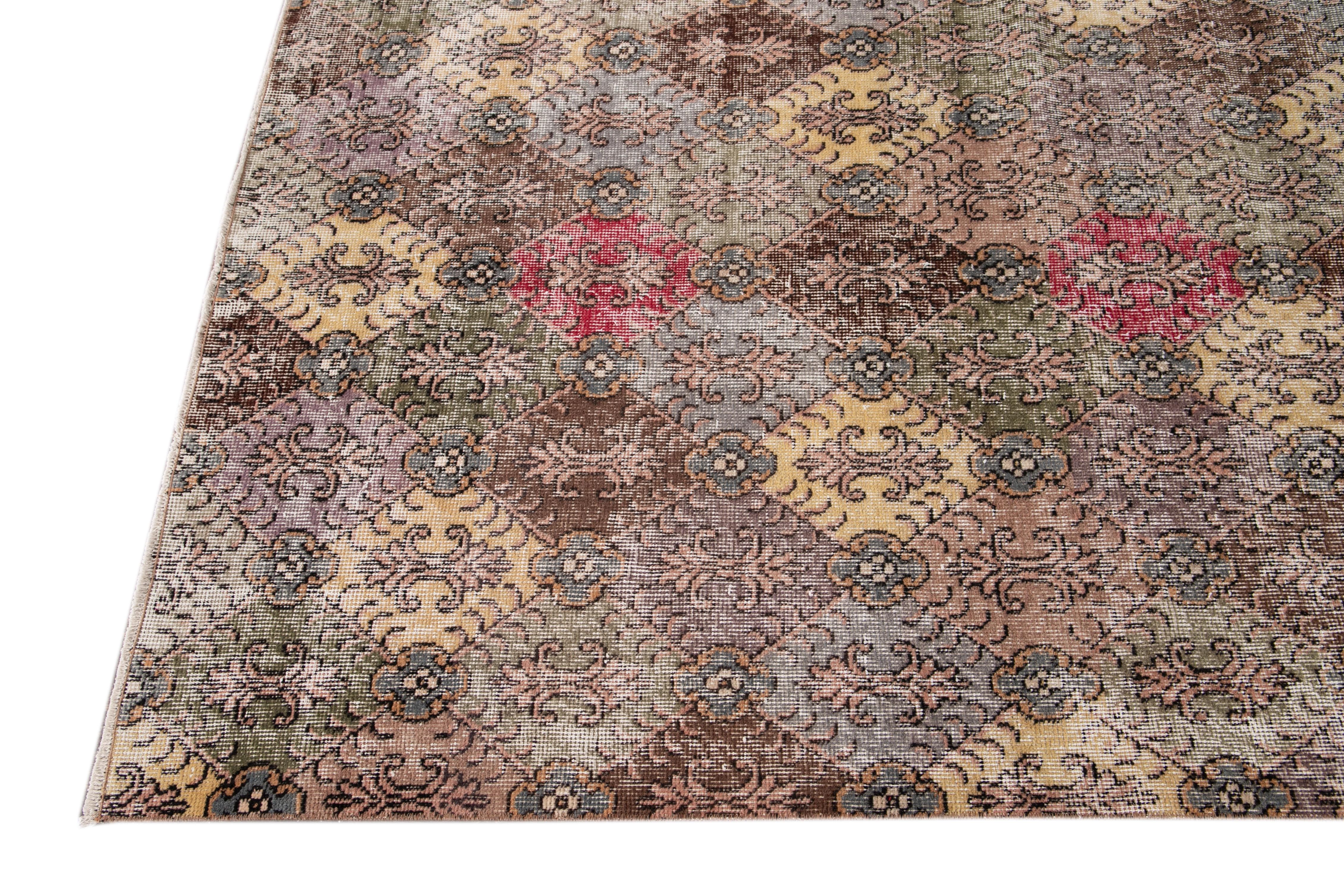 Asiatico Tappeto di lana geometrico multicolore fatto a mano in stile Art Deco turco di metà secolo in vendita