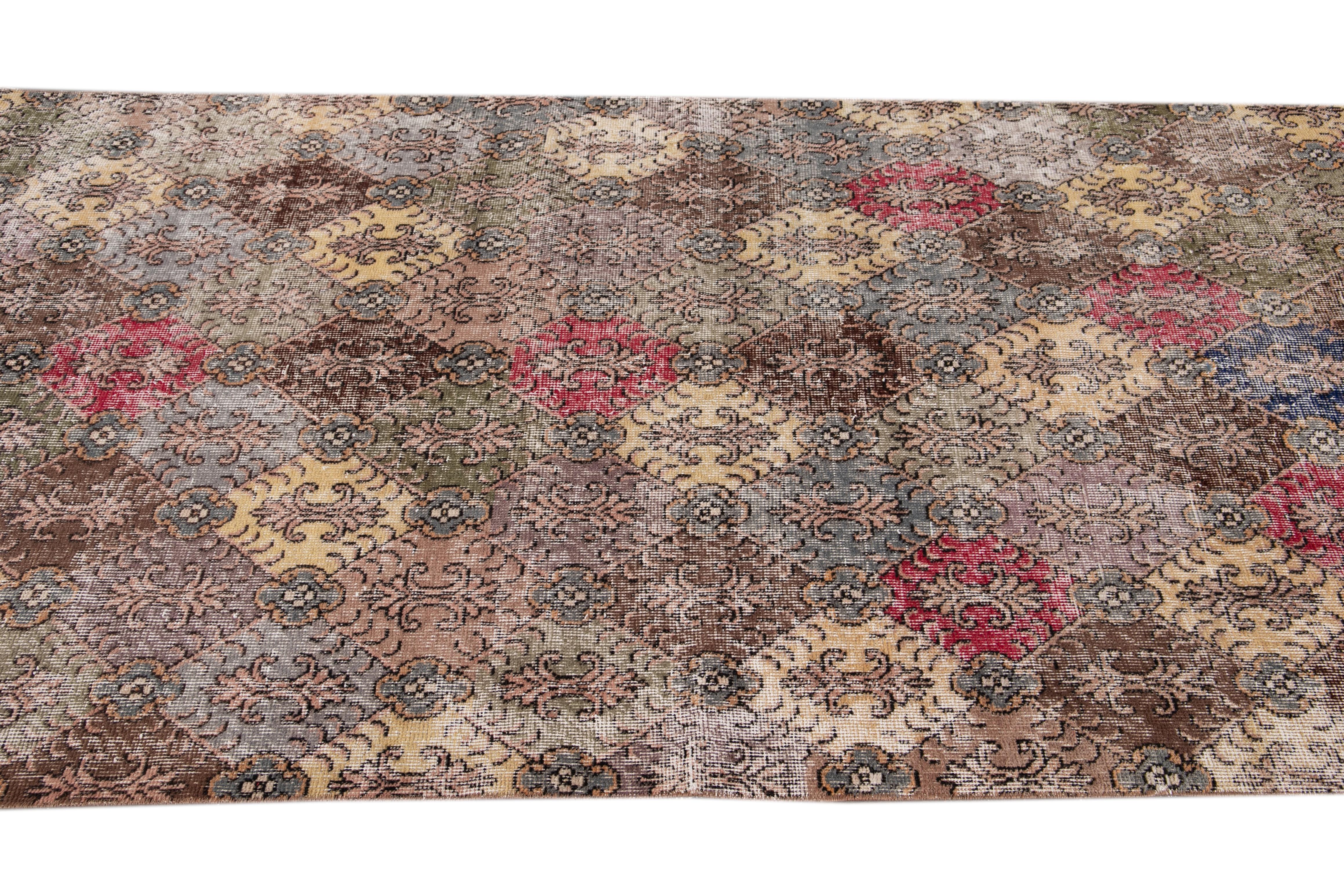 XX secolo Tappeto di lana geometrico multicolore fatto a mano in stile Art Deco turco di metà secolo in vendita