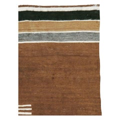 Tappeto d'accento turco folk di metà secolo realizzato a mano in marrone, nero, avorio e grigio