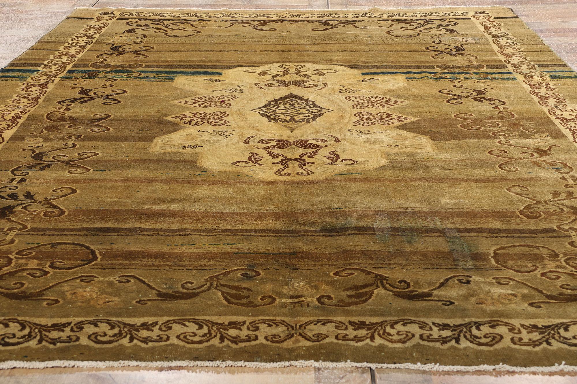 Türkischer Kars-Teppich aus der Mitte des Jahrhunderts mit traditionellem Stil im Angebot 1