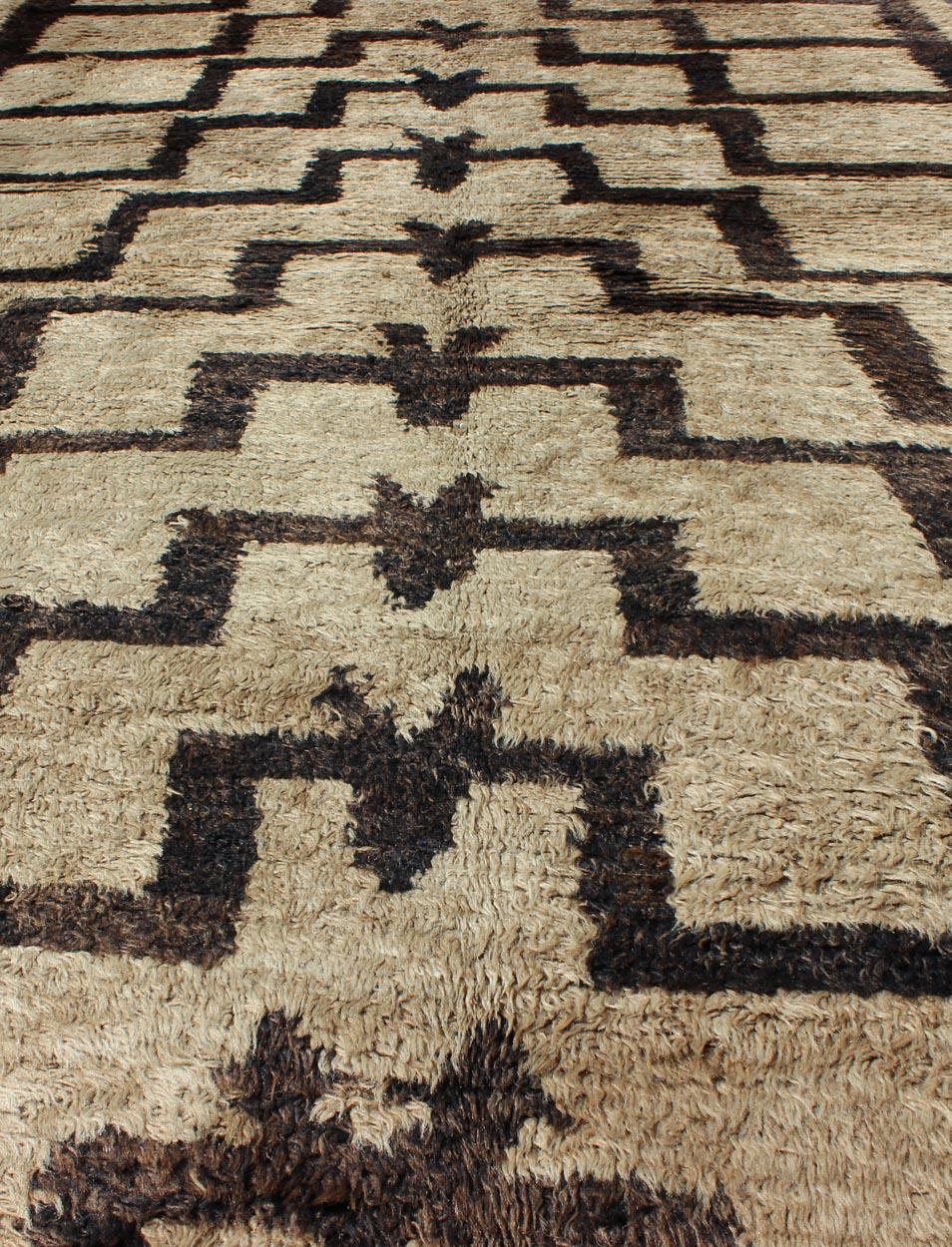 Mid-Century Turkish Tulu Carpet with Connected Tribal Pattern in Brown and Cream In Good Condition For Sale In Atlanta, GA