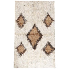 Tapis tribal turc Tulu du milieu du siècle dernier en blanc, marron foncé et marron clair
