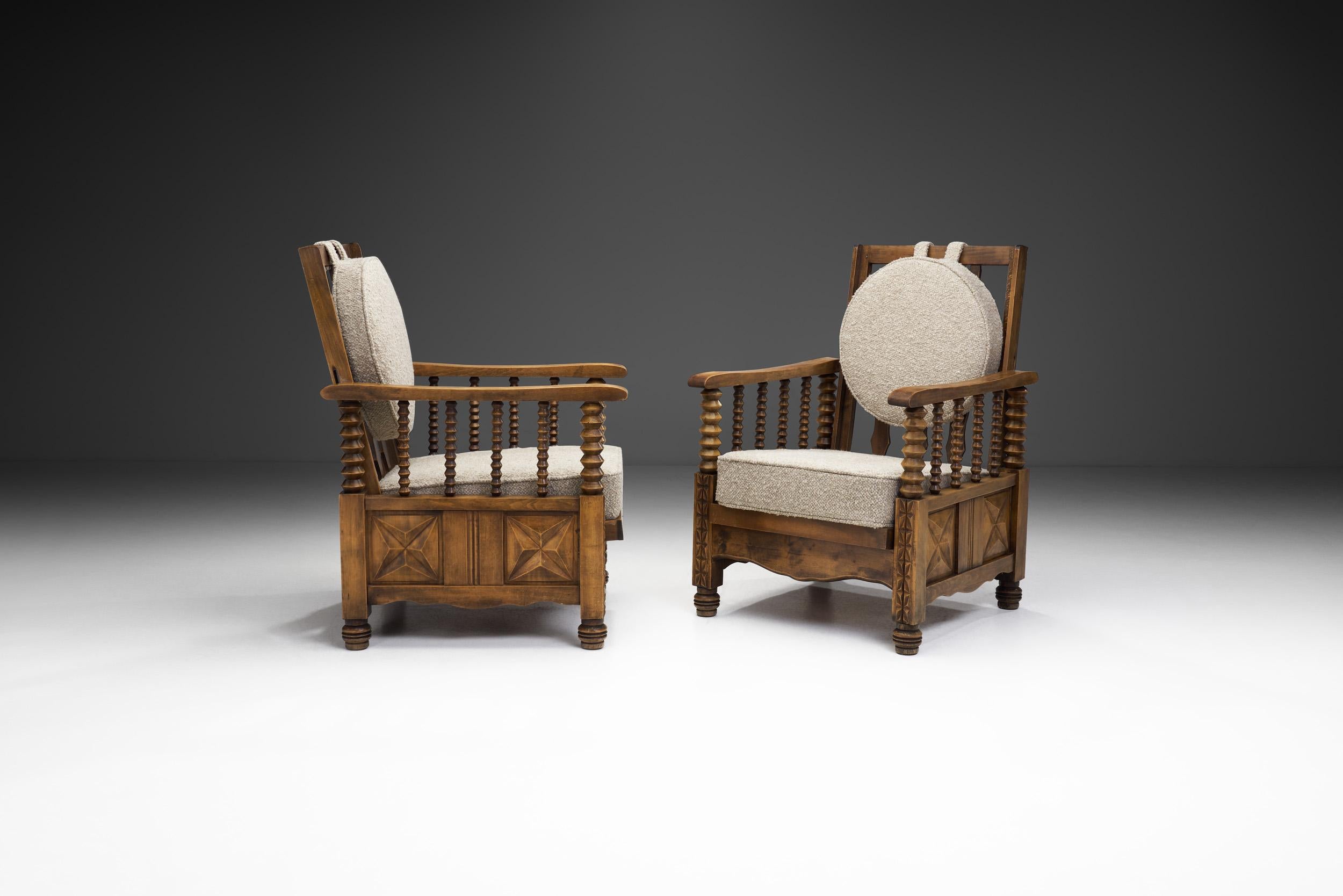 Im Bereich der Mid-Century-Möbel gibt es gedrechselte Möbel mit historischem Charme, die zeitlose Eleganz und Handwerkskunst ausstrahlen und an das Designgefühl früherer Epochen anknüpfen. Diese Sessel aus exquisitem gebeiztem Eichenholz sind