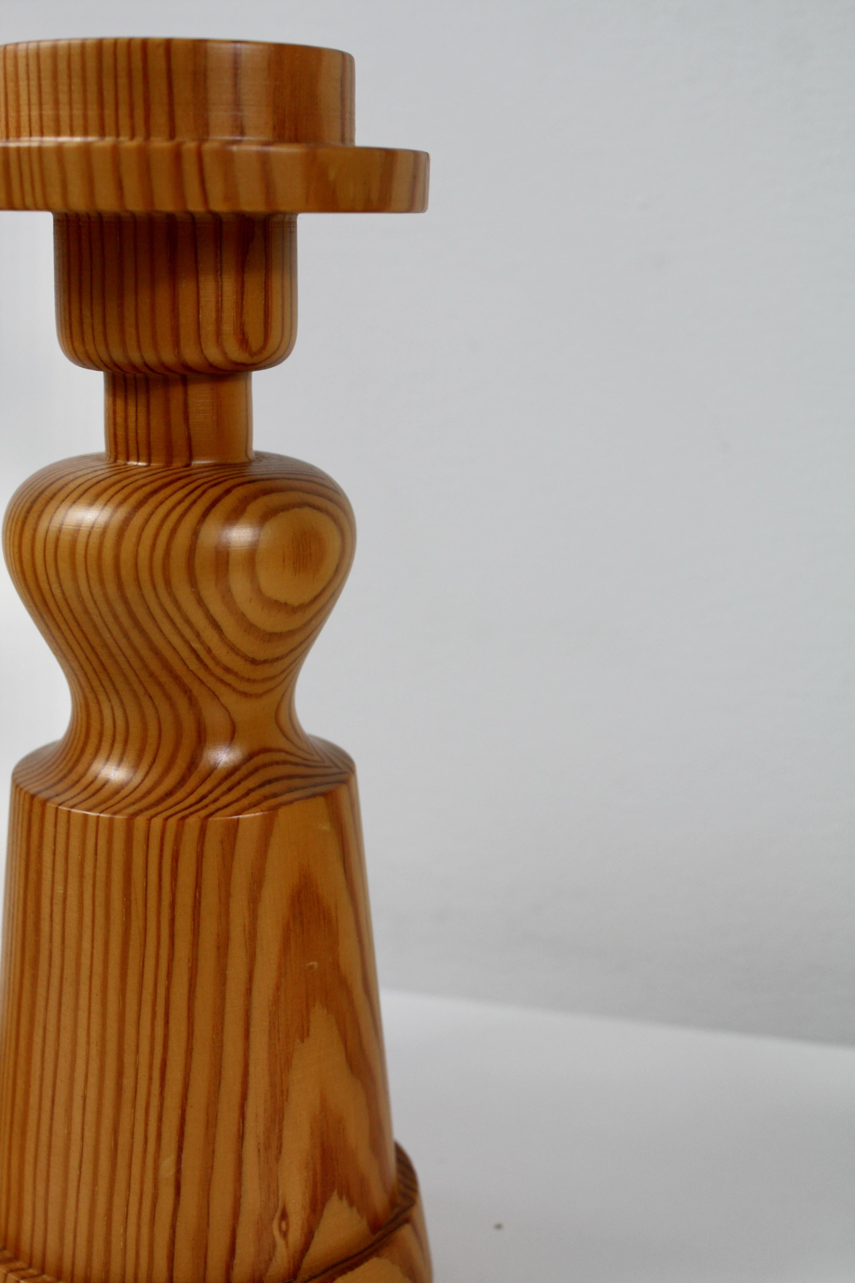 Portacandele scandinavo in legno di pino tornito della metà del secolo scorso Svezia 1960 in vendita 2