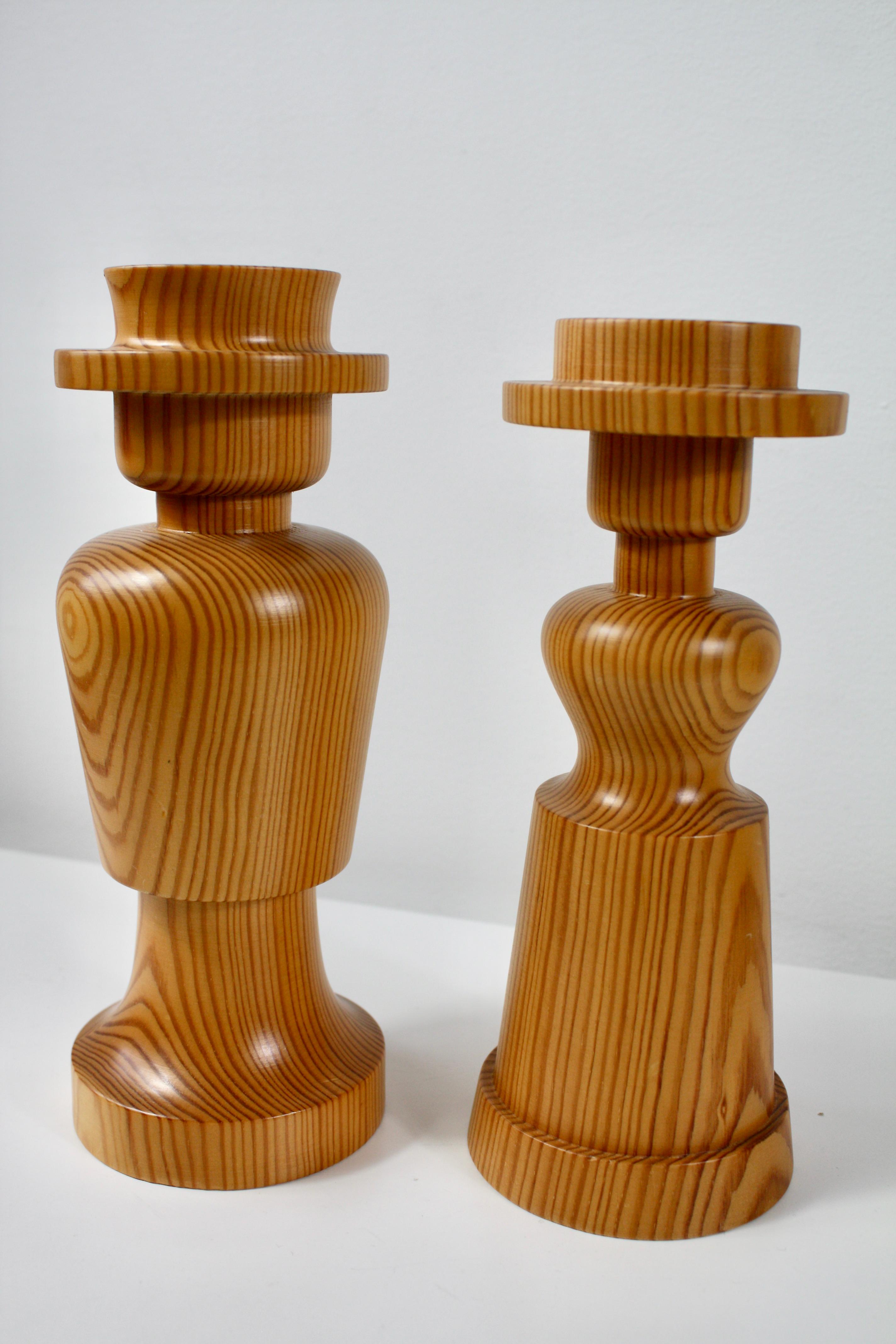 Una bella coppia di portacandele in legno tornito di pino.
Realizzato a mano in Svezia, negli anni '60

Buone condizioni.

H. 23cm e 22cm
L: 8,5 cm
