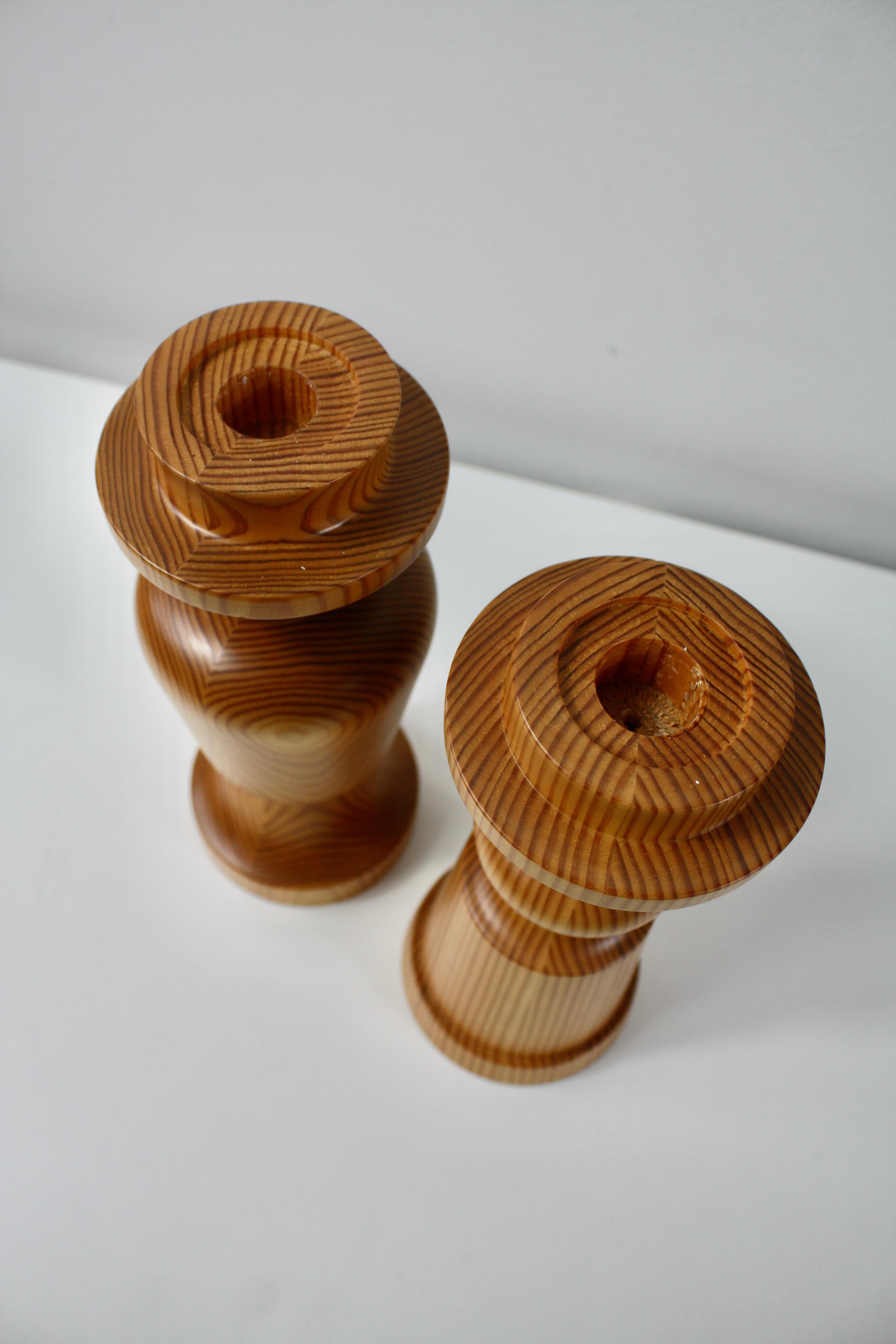 Metà XX secolo Portacandele scandinavo in legno di pino tornito della metà del secolo scorso Svezia 1960 in vendita
