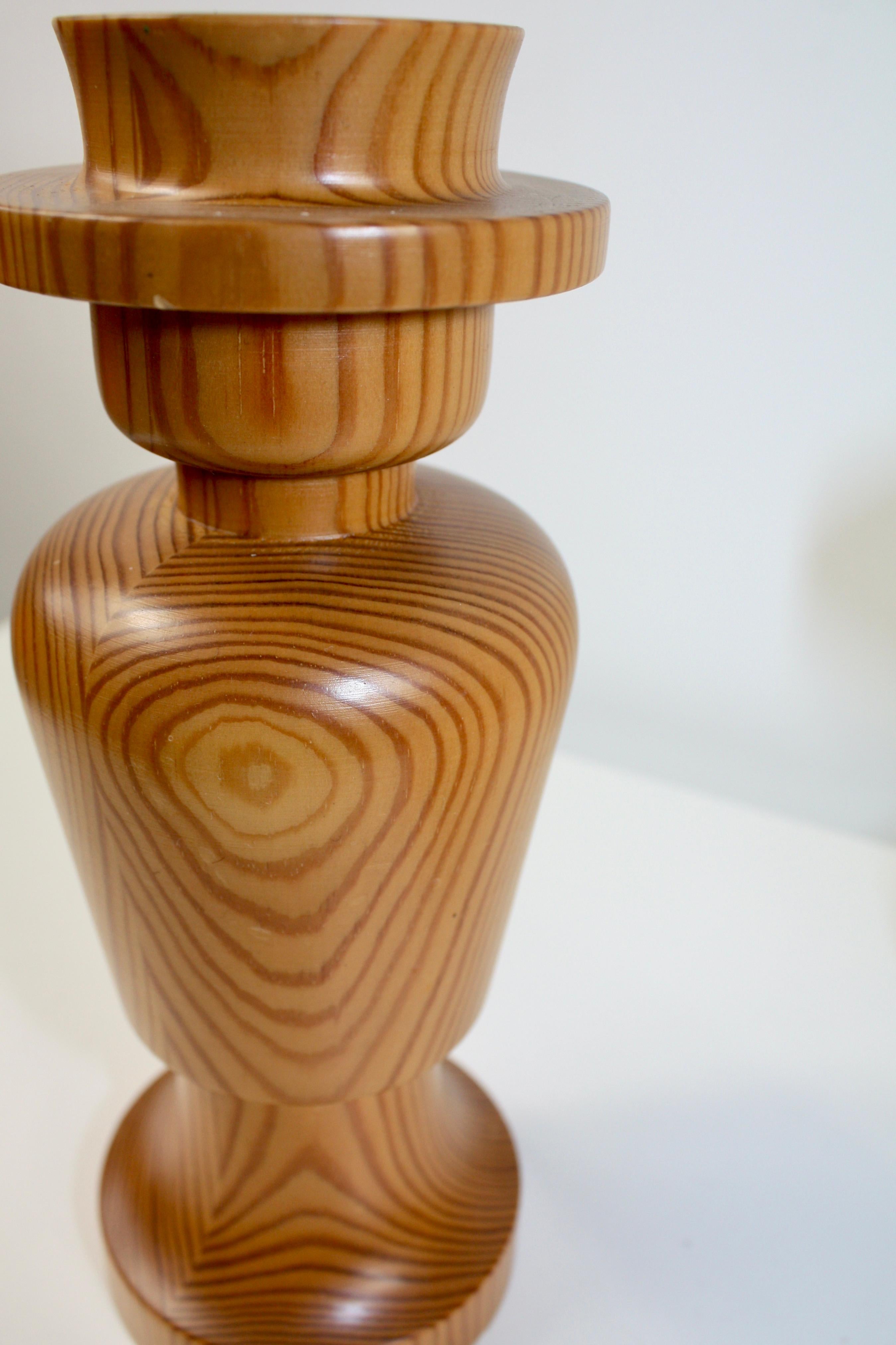 Pino Portacandele scandinavo in legno di pino tornito della metà del secolo scorso Svezia 1960 in vendita