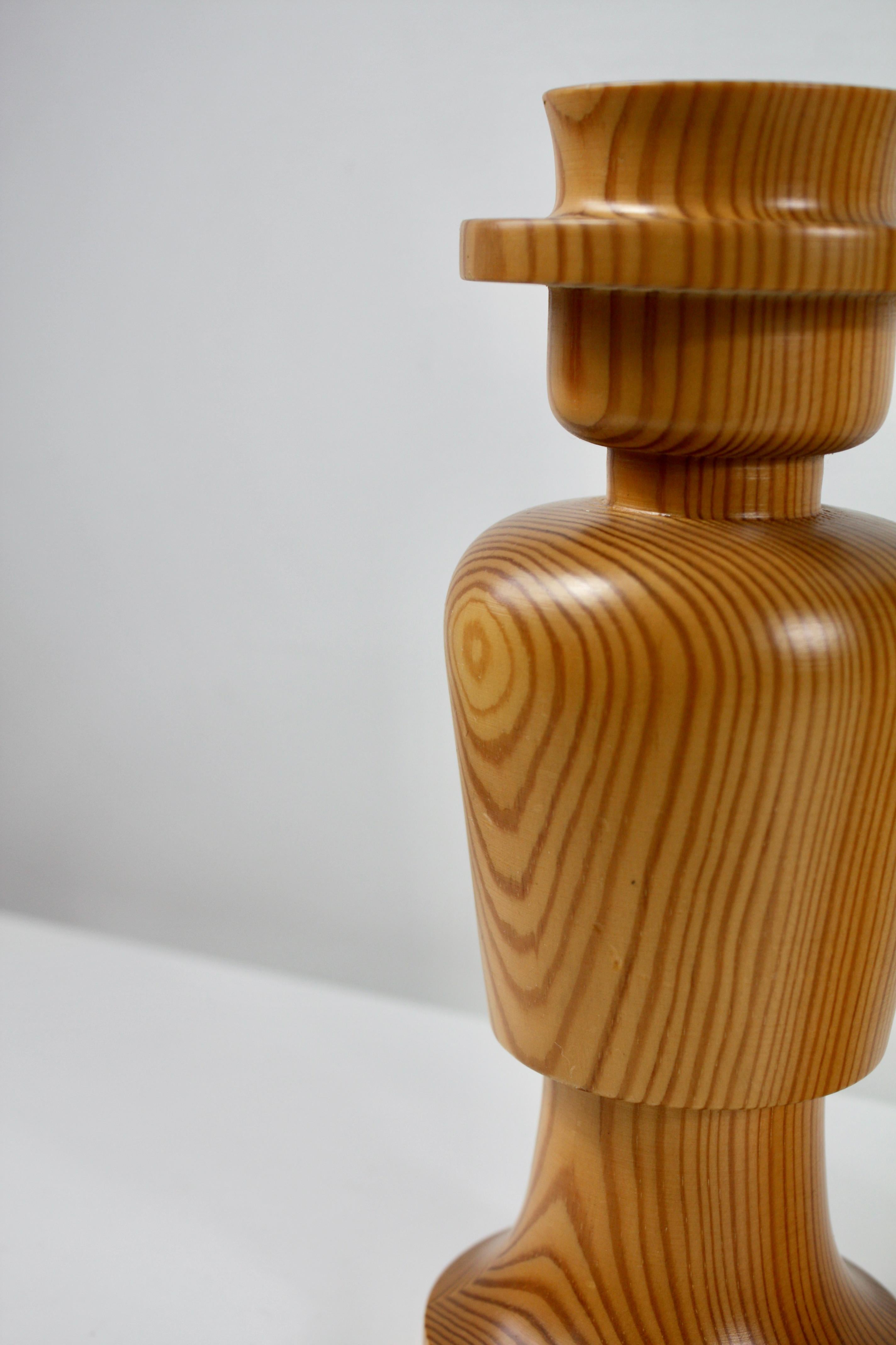 Portacandele scandinavo in legno di pino tornito della metà del secolo scorso Svezia 1960 in vendita 1