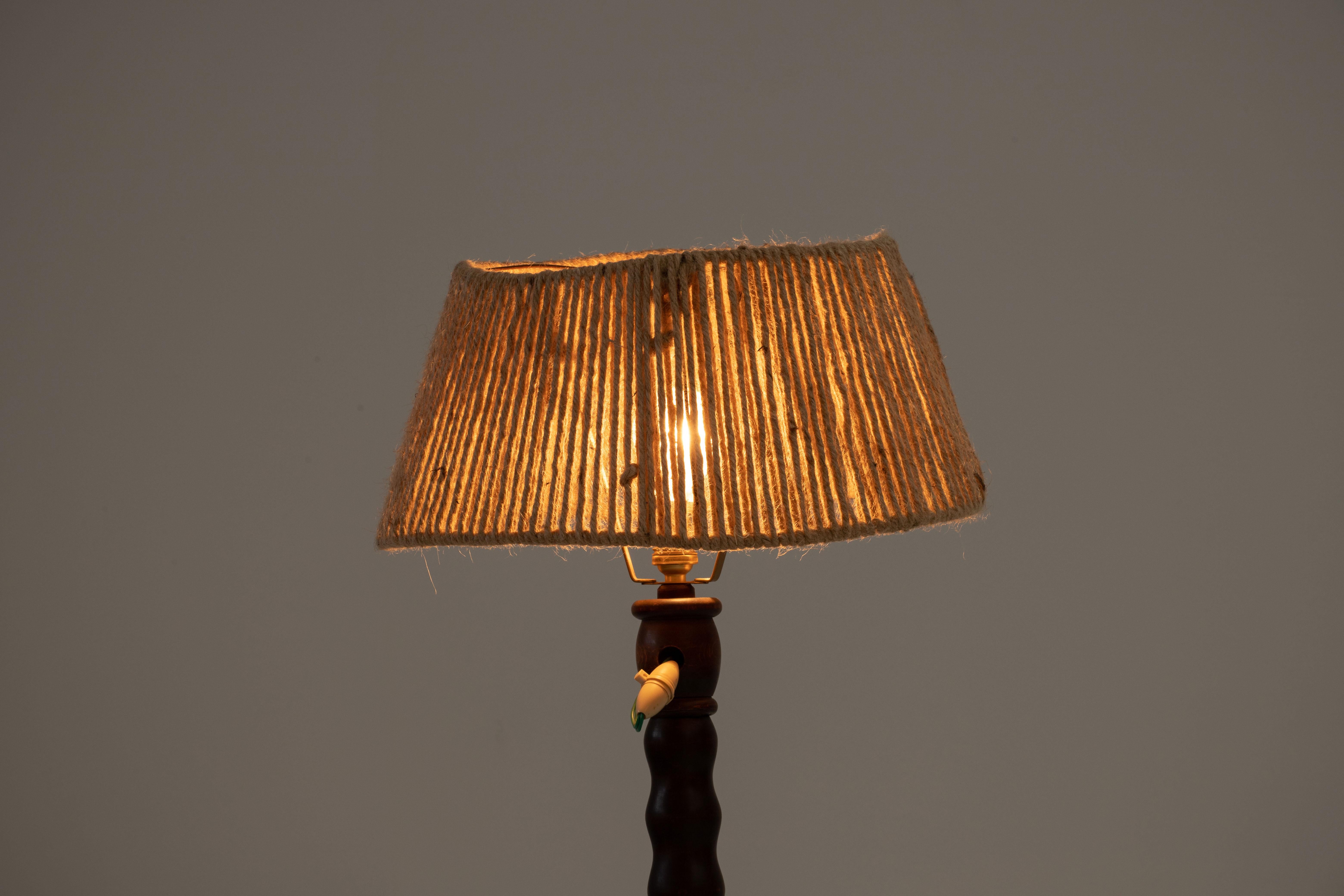 Mid-Century Turned Wood Floor Lamp, France, 1950 In Good Condition For Sale In Wiesbaden, DE