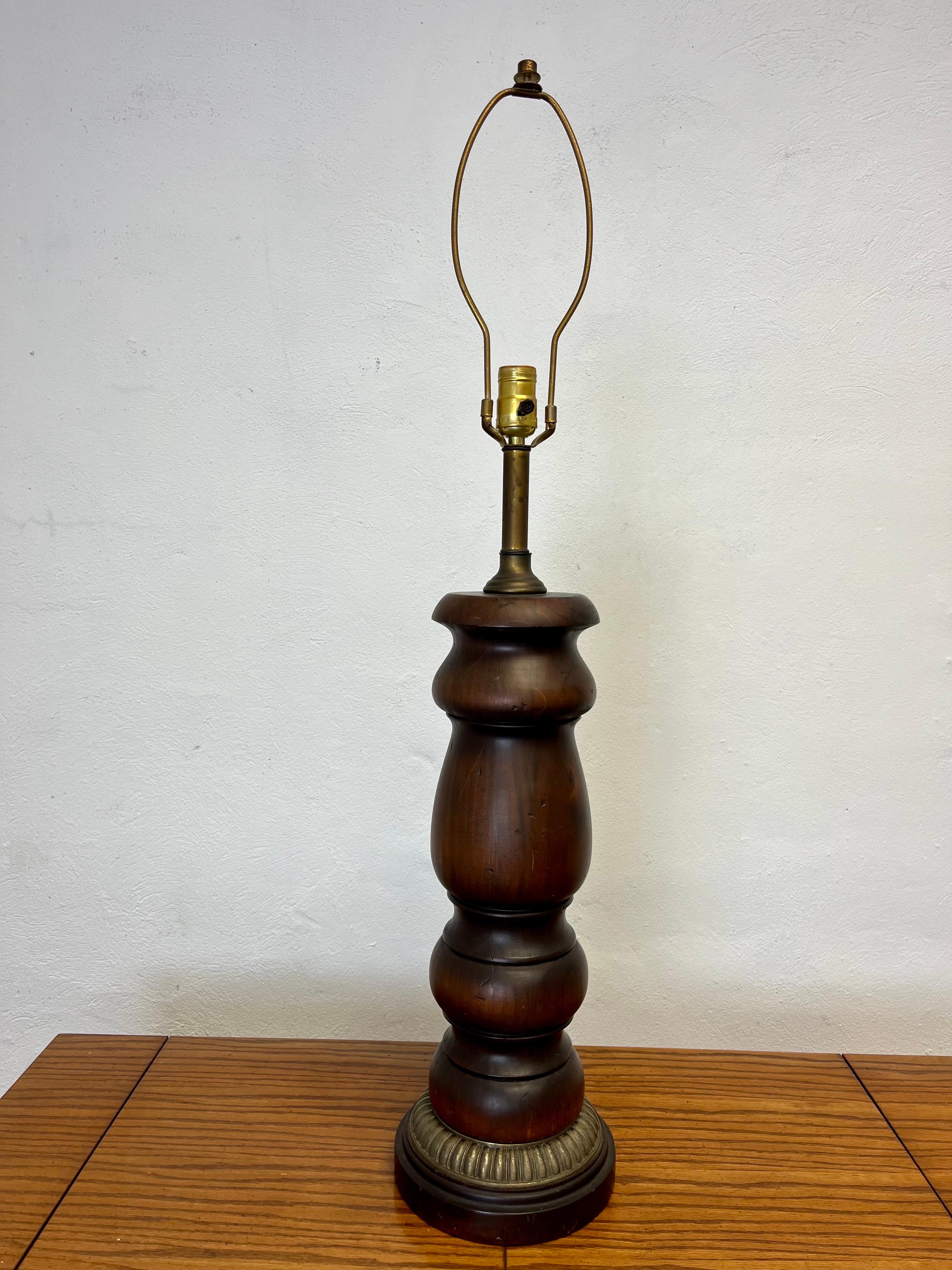 Nordamericano Lampada in legno tornito di metà secolo in vendita