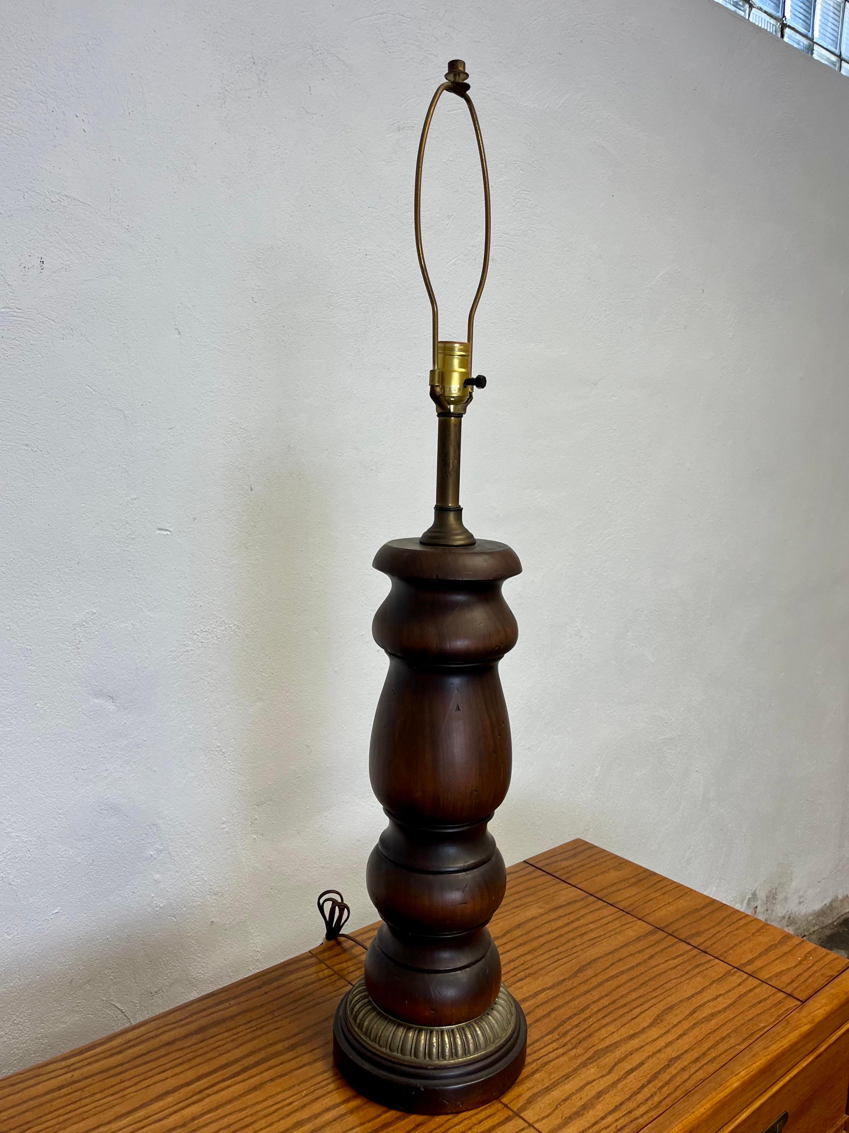 Lampada in legno tornito di metà secolo In condizioni buone in vendita a W Allenhurst, NJ