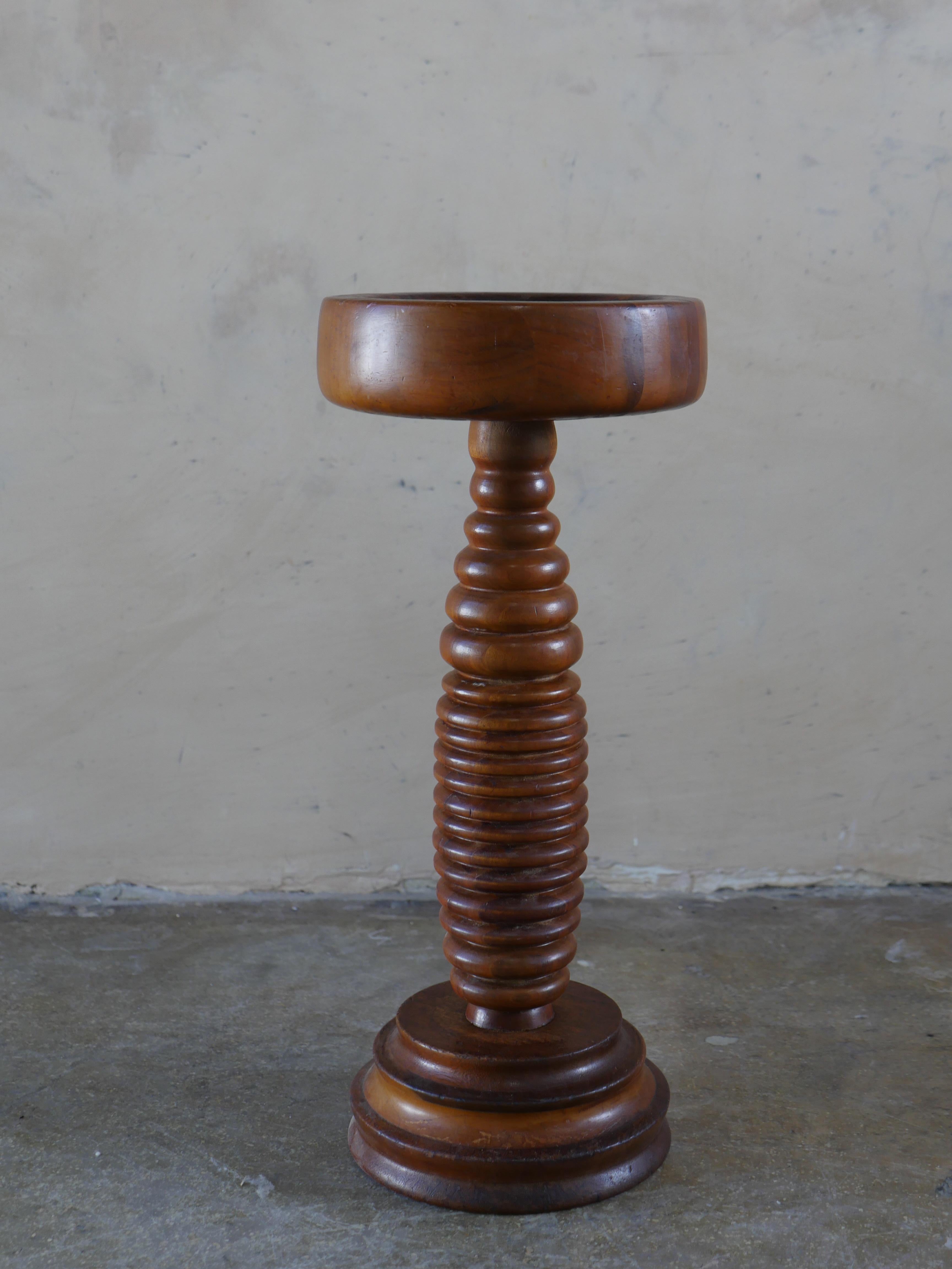  Schöner Beistelltisch aus gedrechseltem Holz aus der Mitte des Jahrhunderts, der mit seiner zeitlosen Handwerkskunst Wärme und Charakter in jeden Raum bringt. 