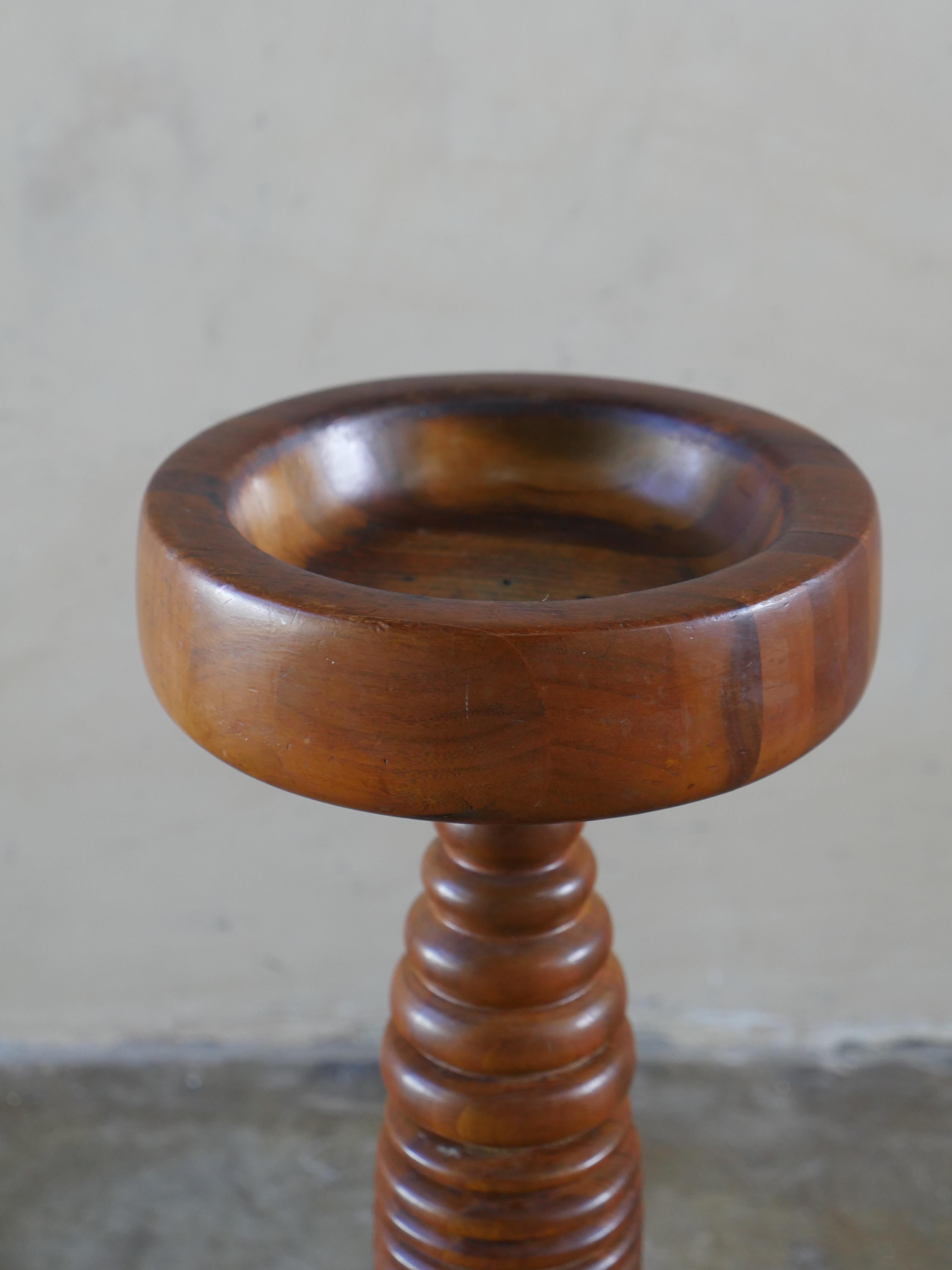 Mid-Century gedrehter Wood Wood Beistelltisch (Mitte des 20. Jahrhunderts) im Angebot