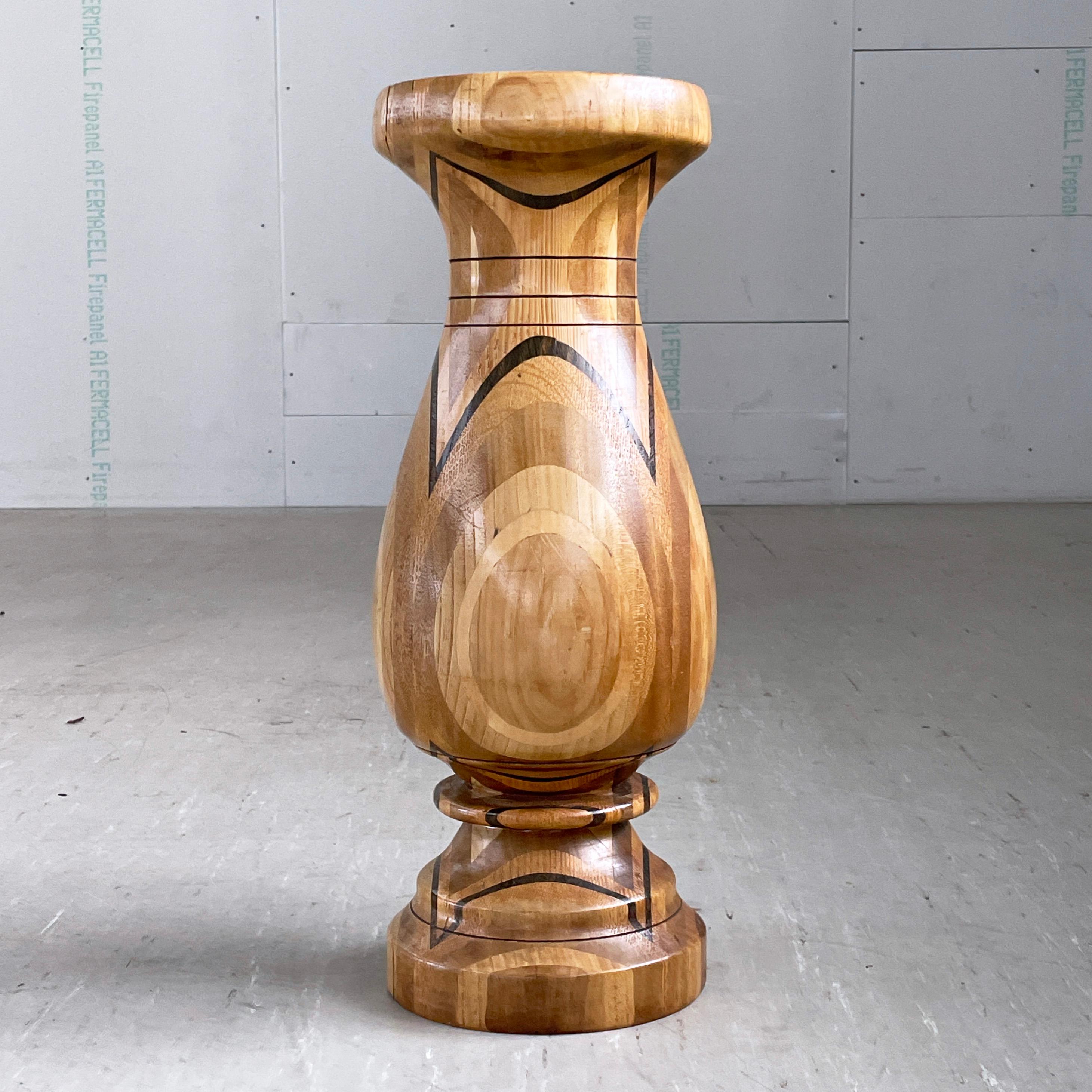 Bellissimo vaso decorativo di grandi dimensioni in legno tornito della metà del secolo scorso. Con inserto in metallo rimovibile. Origine sconosciuta. Si ritiene che sia di origine centro-europea.
In ottime condizioni, con normali segni d'uso.
