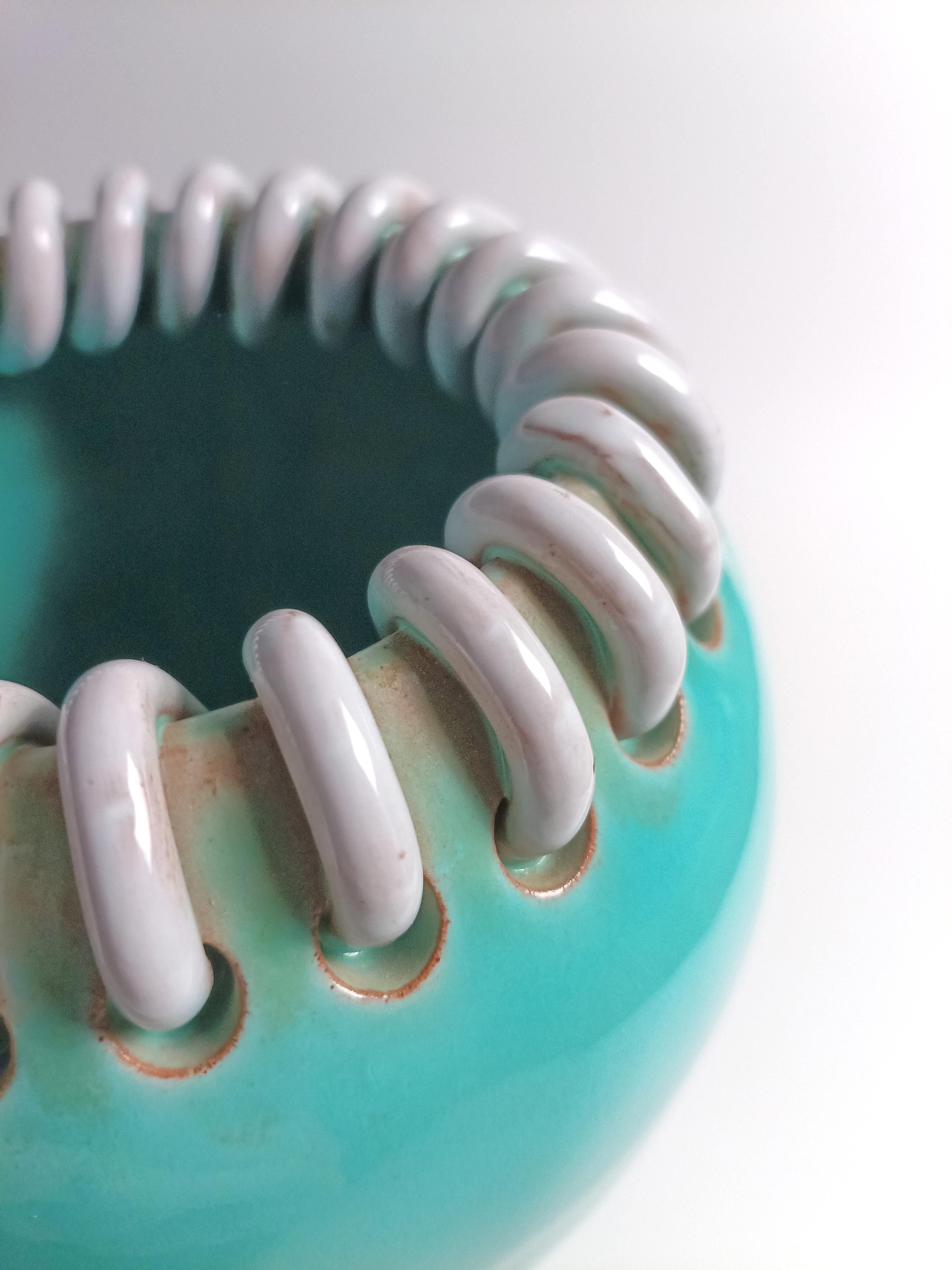 Realizzato a mano in Belgio a metà degli anni '50, questo vaso in Studio Pottery di Alexandre de Wemmel della metà del secolo scorso è un esempio straordinario dell'arte ceramica europea del dopoguerra. Il vaso ha la classica forma di un'urna ed è