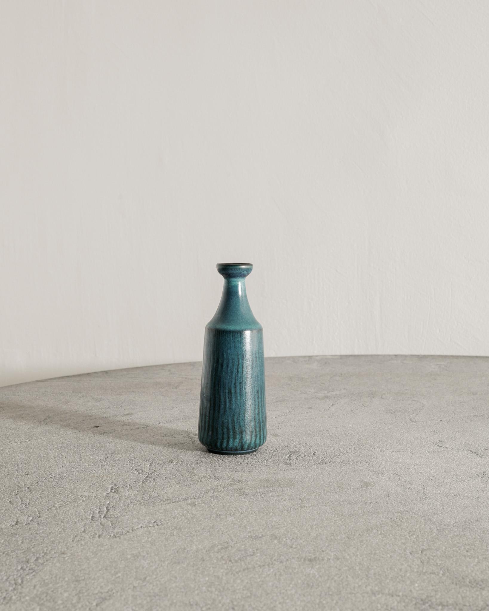 Raro vaso scandinavo blu/turchese della metà del secolo scorso di Gunnar Nylund per Nymølle Denmark, anni '50. In buone condizioni originali e firmato dall'artista. 

Dimensioni: H: 17 cm / 6,70