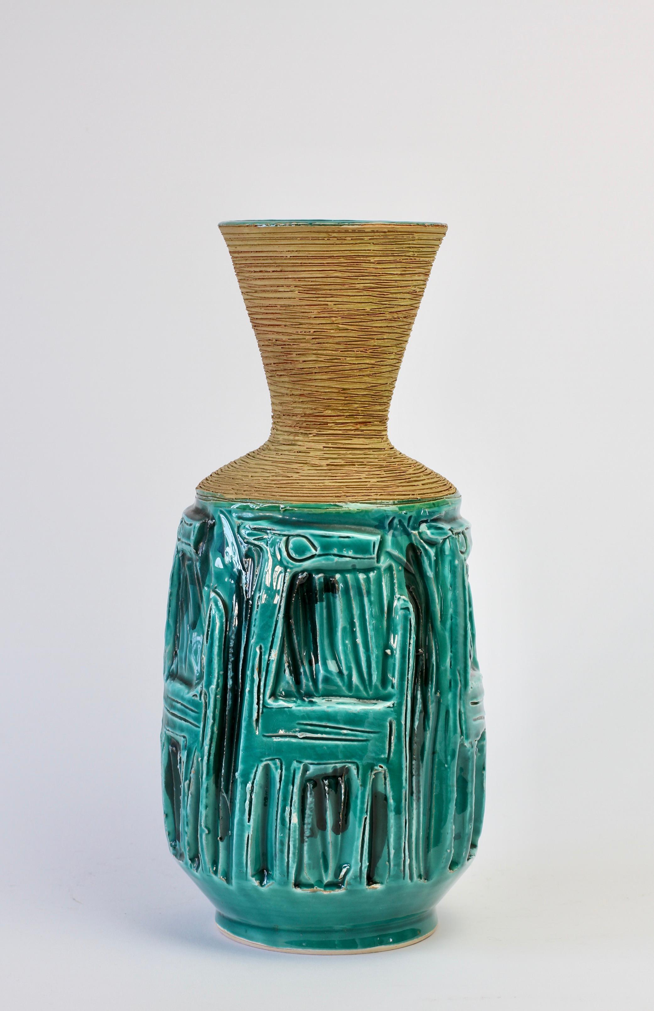 Jarrón bellamente detallado en vibrante turquesa (verde / azul) con hombro y cuello esgrafiados con textura, de Fratelli Fanciullacci, Italia, hacia la década de 1960. Maravilloso motivo caprichoso de animal en relieve, posiblemente un perro. Esta