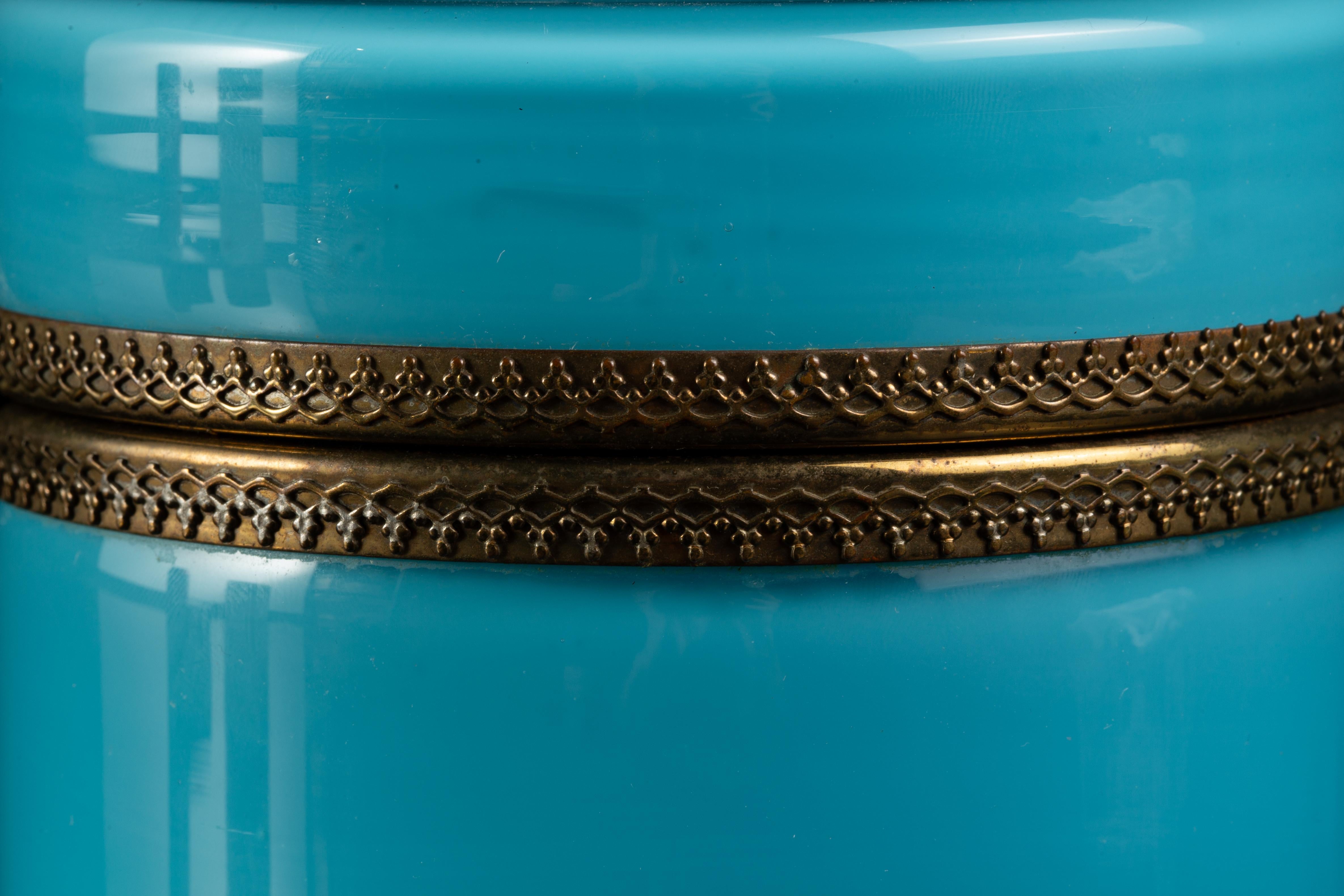 Mid-Century Türkis Opaline Glas Zylindrische Schmuckschatulle w / vergoldete Bronze im Angebot 4