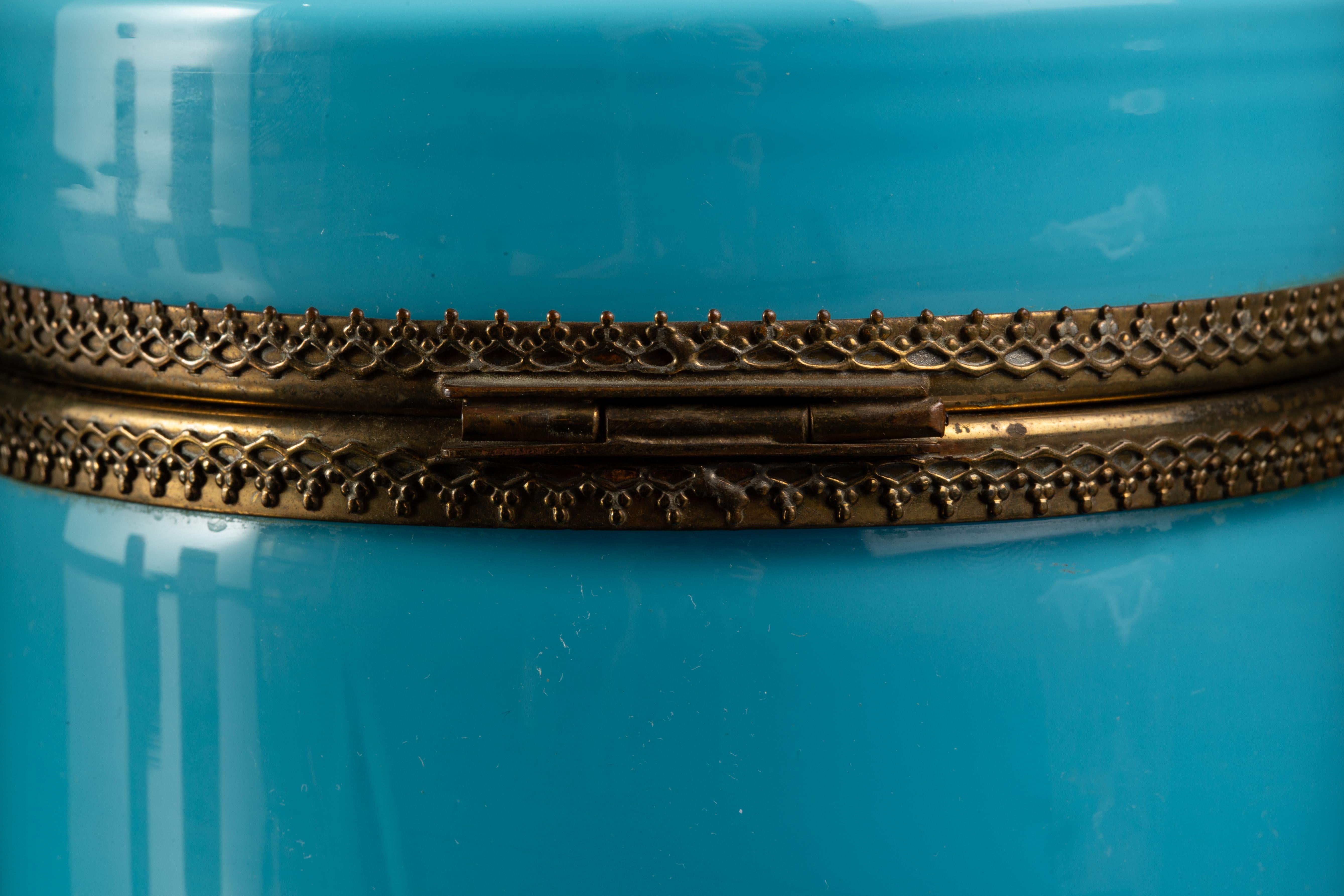 Mid-Century Türkis Opaline Glas Zylindrische Schmuckschatulle w / vergoldete Bronze im Angebot 5