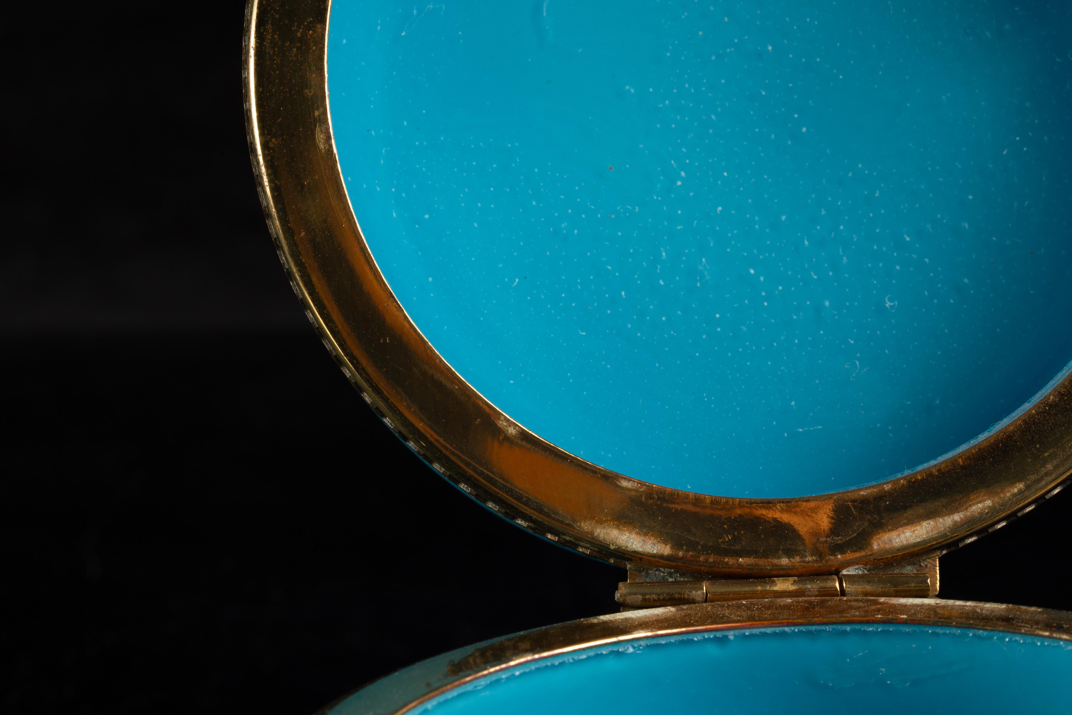 Mid-Century Türkis Opaline Glas Zylindrische Schmuckschatulle w / vergoldete Bronze im Angebot 7