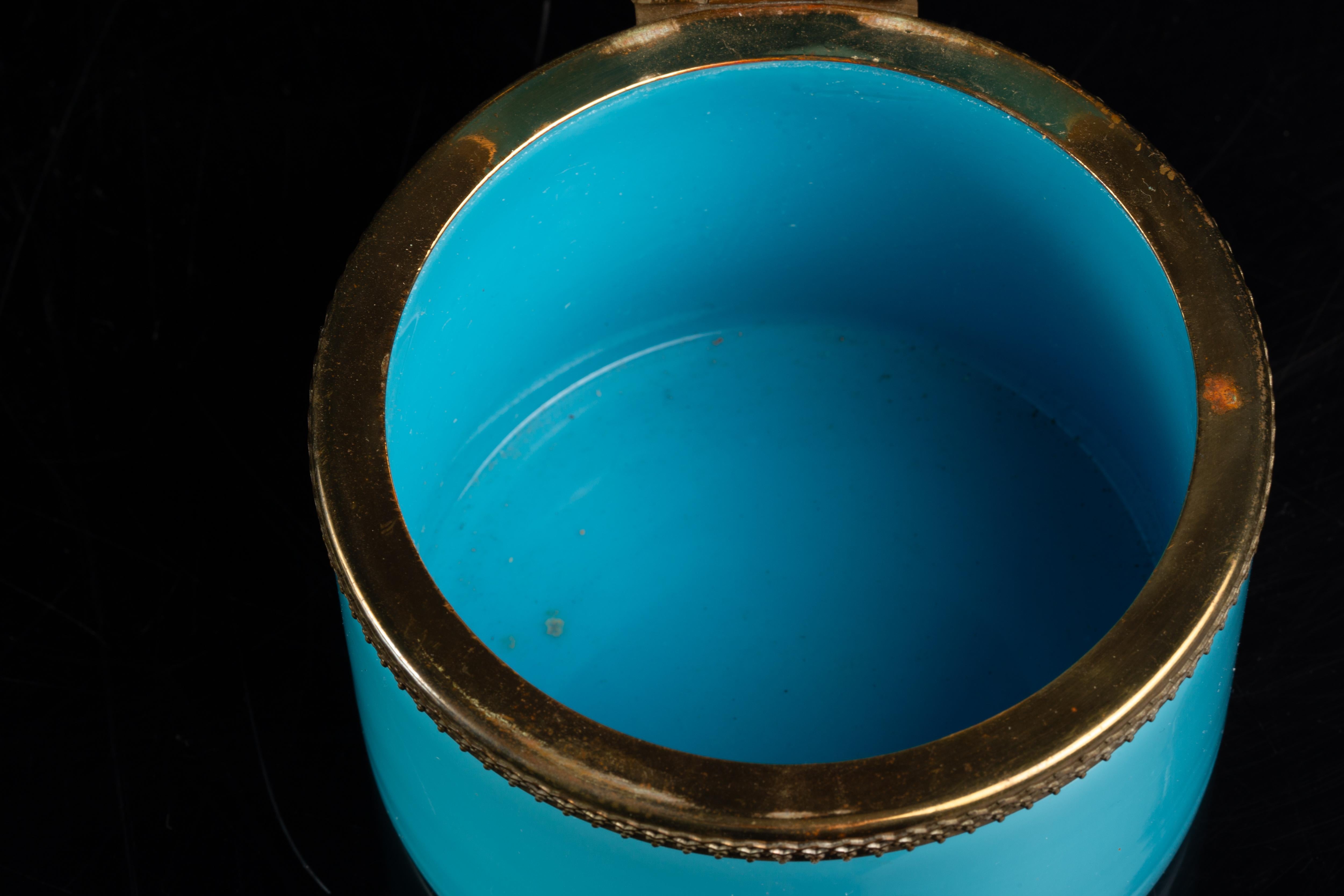 Mid-Century Türkis Opaline Glas Zylindrische Schmuckschatulle w / vergoldete Bronze im Angebot 8