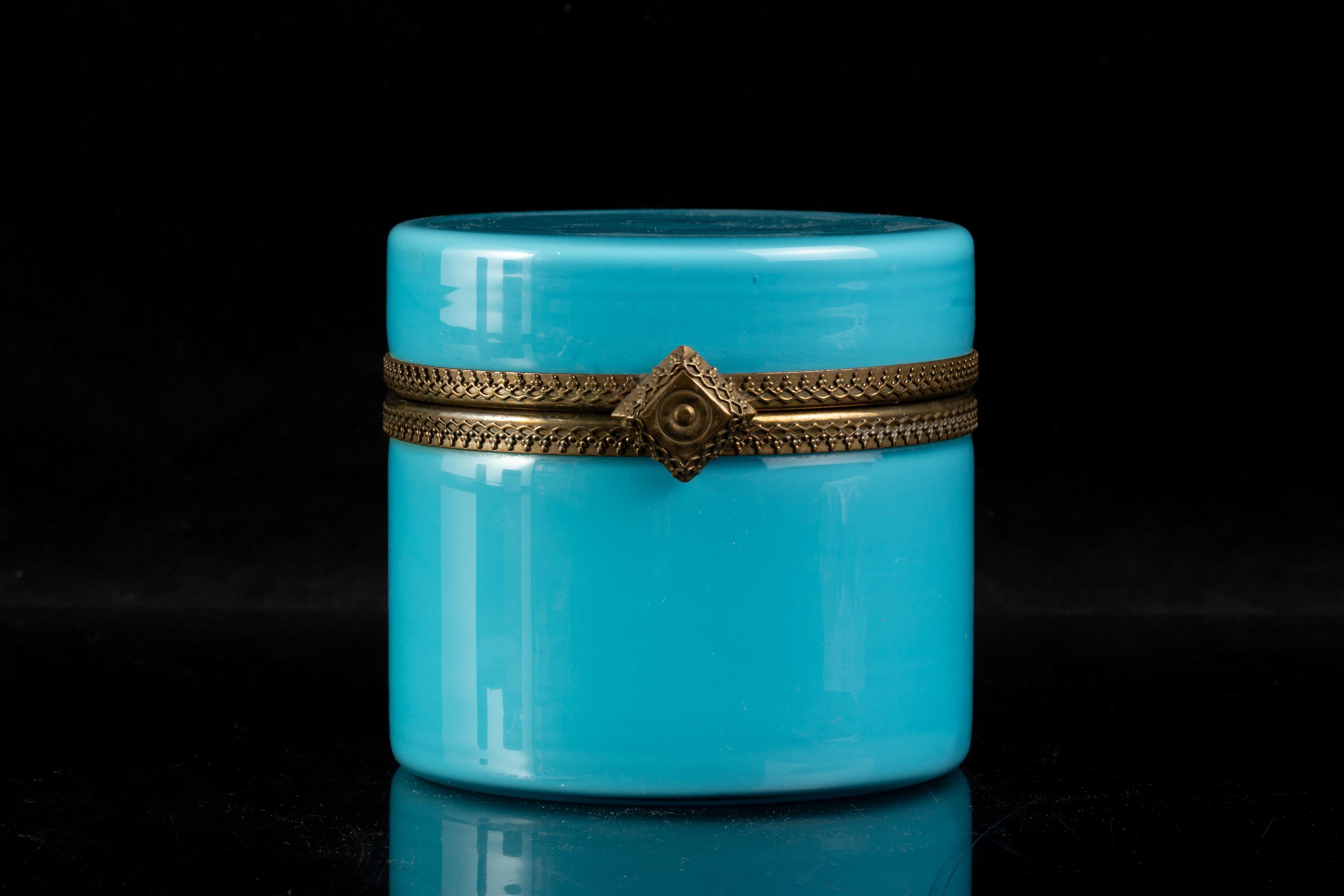 Mid-Century Türkis Opaline Glas Zylindrische Schmuckschatulle w / vergoldete Bronze (Moderne der Mitte des Jahrhunderts) im Angebot