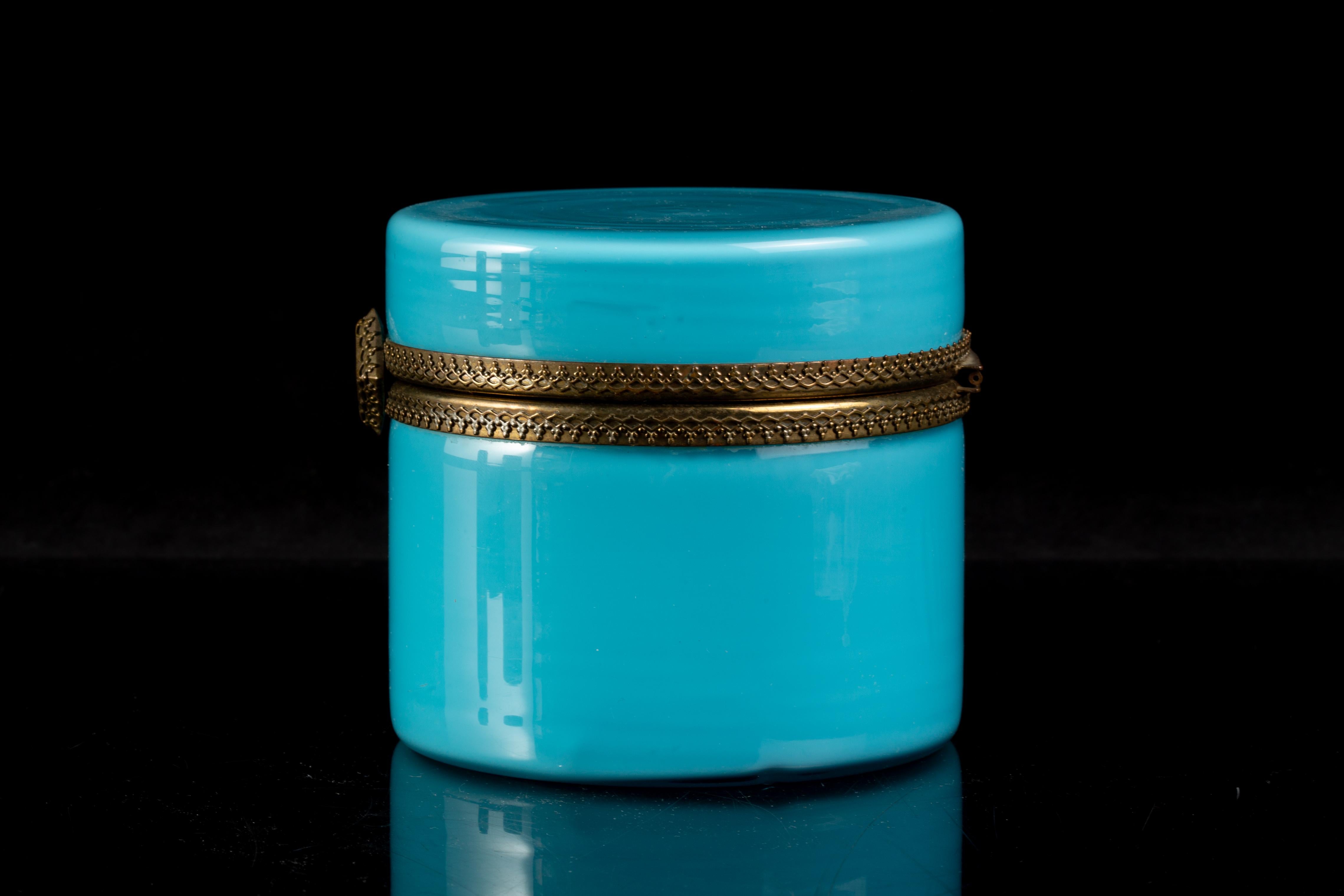 Mid-Century Türkis Opaline Glas Zylindrische Schmuckschatulle w / vergoldete Bronze im Zustand „Gut“ im Angebot in New York, NY