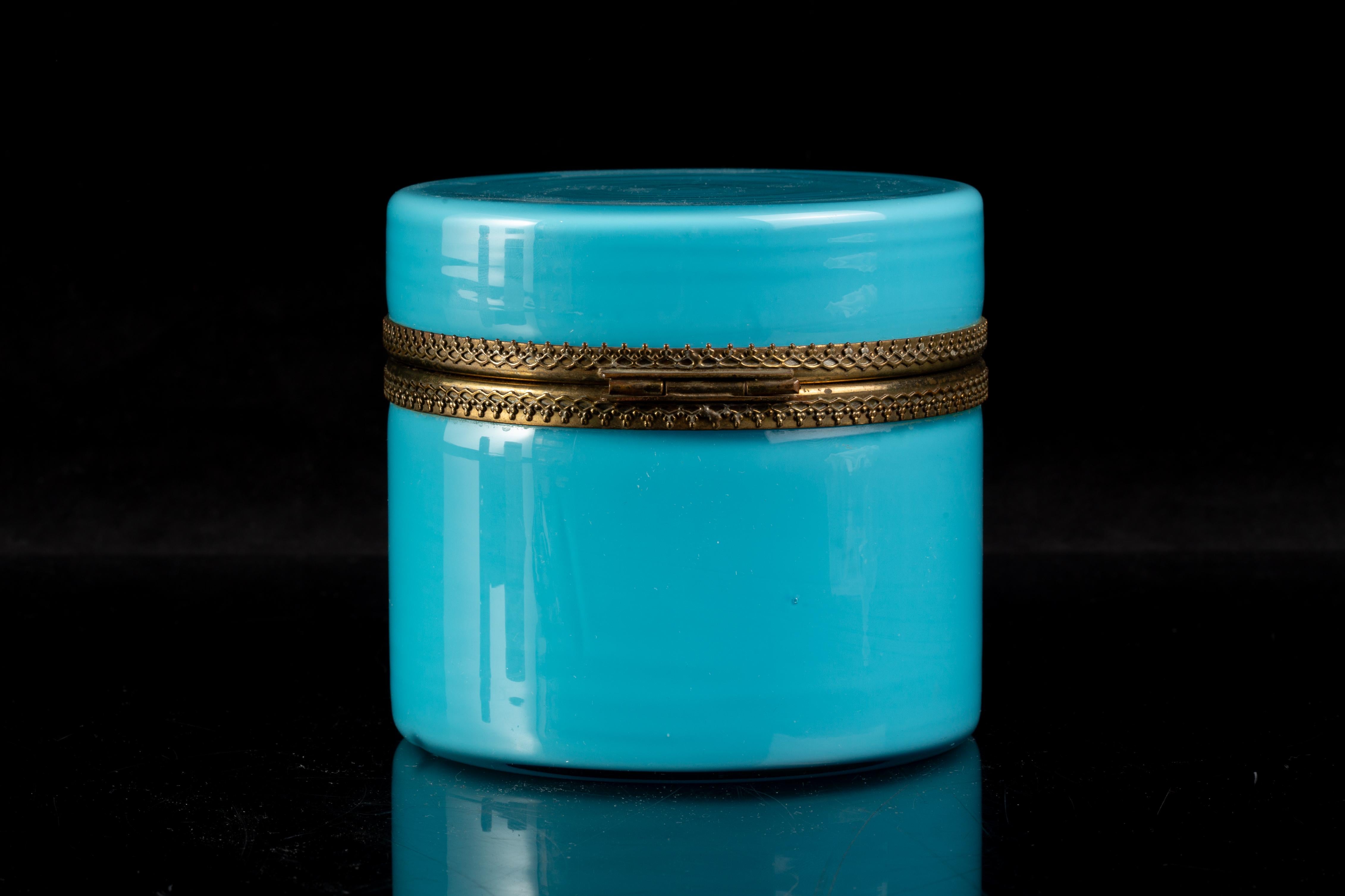 Mid-Century Türkis Opaline Glas Zylindrische Schmuckschatulle w / vergoldete Bronze (Mitte des 20. Jahrhunderts) im Angebot