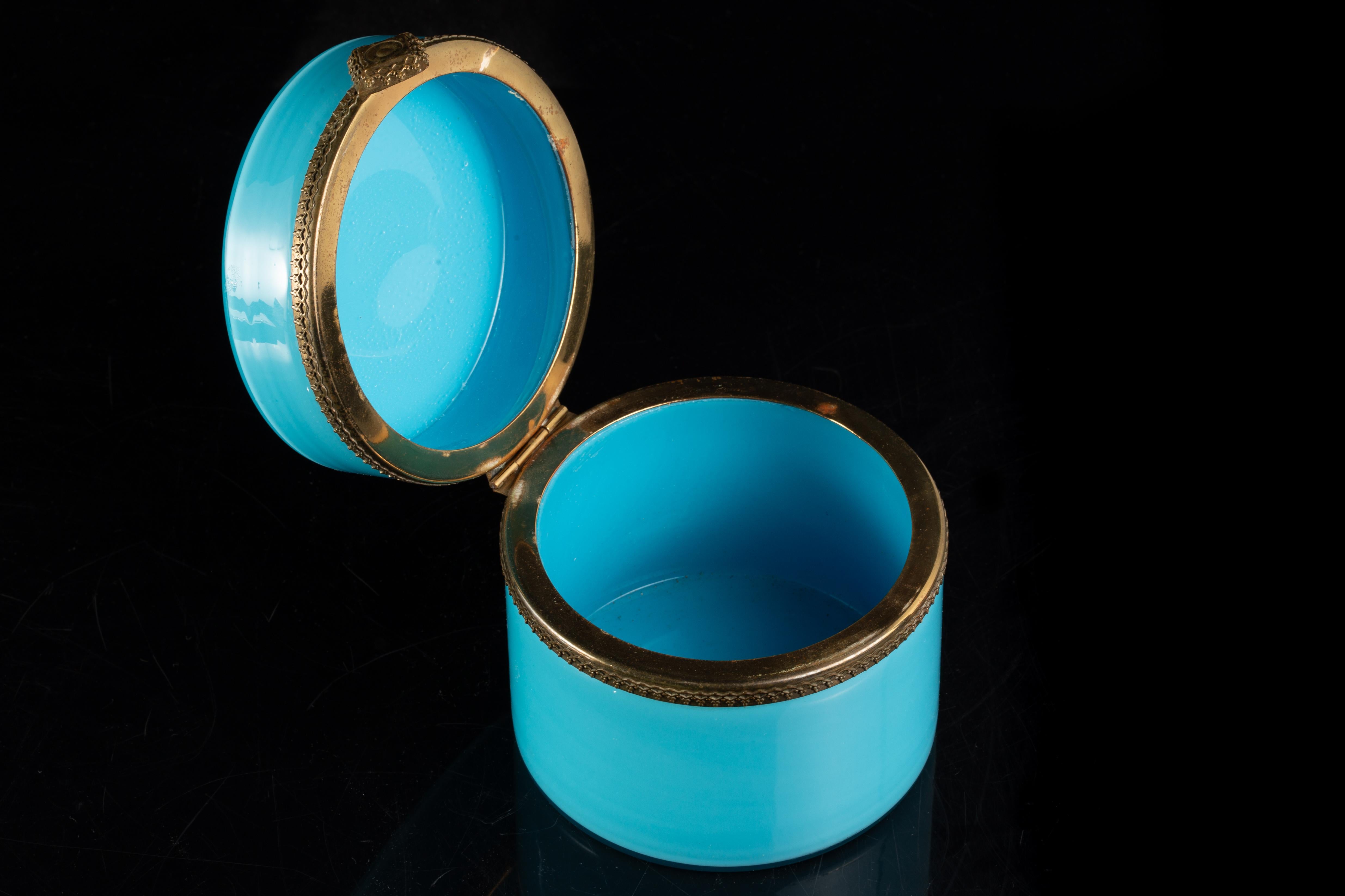 Mid-Century Türkis Opaline Glas Zylindrische Schmuckschatulle w / vergoldete Bronze im Angebot 1