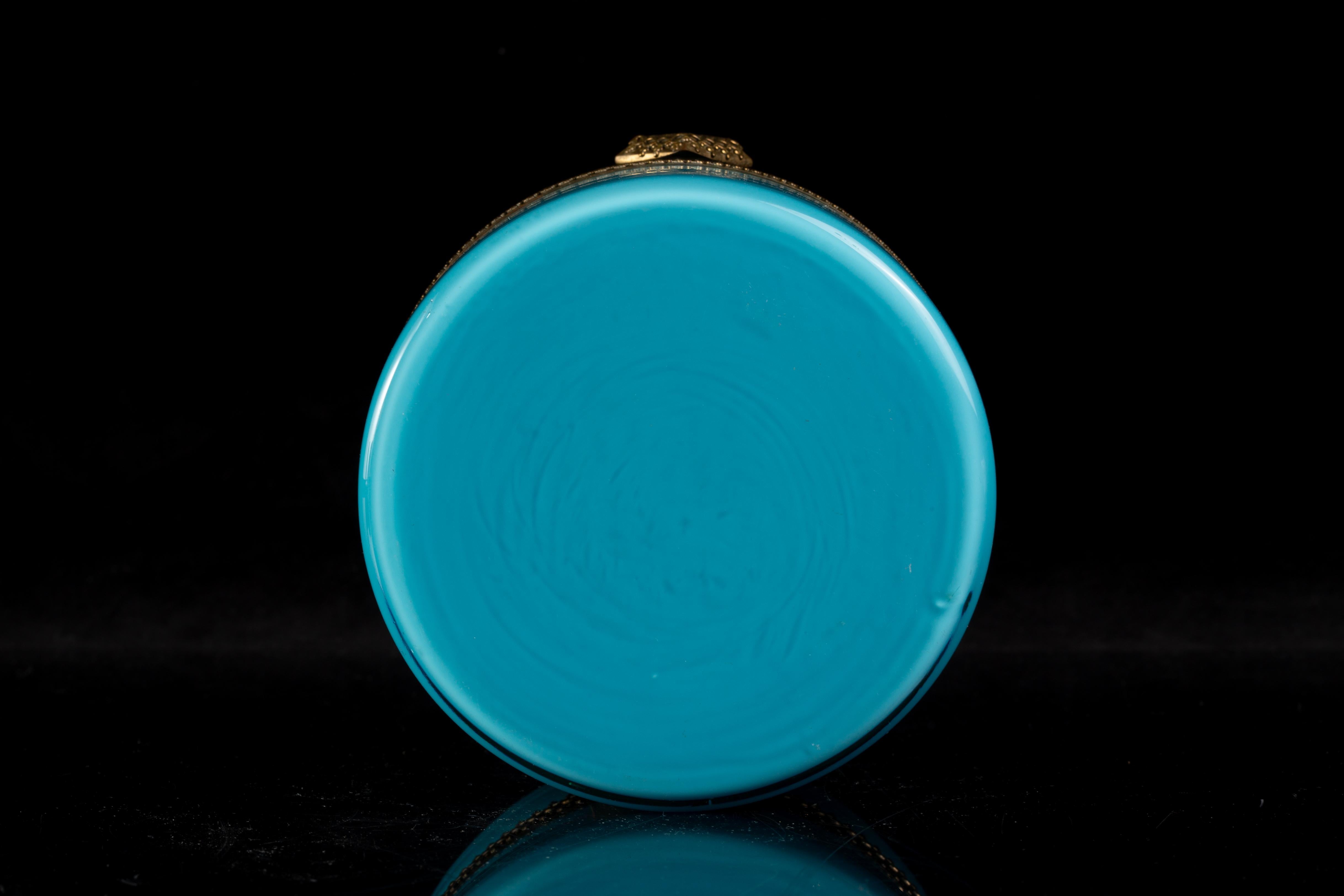 Mid-Century Türkis Opaline Glas Zylindrische Schmuckschatulle w / vergoldete Bronze im Angebot 2