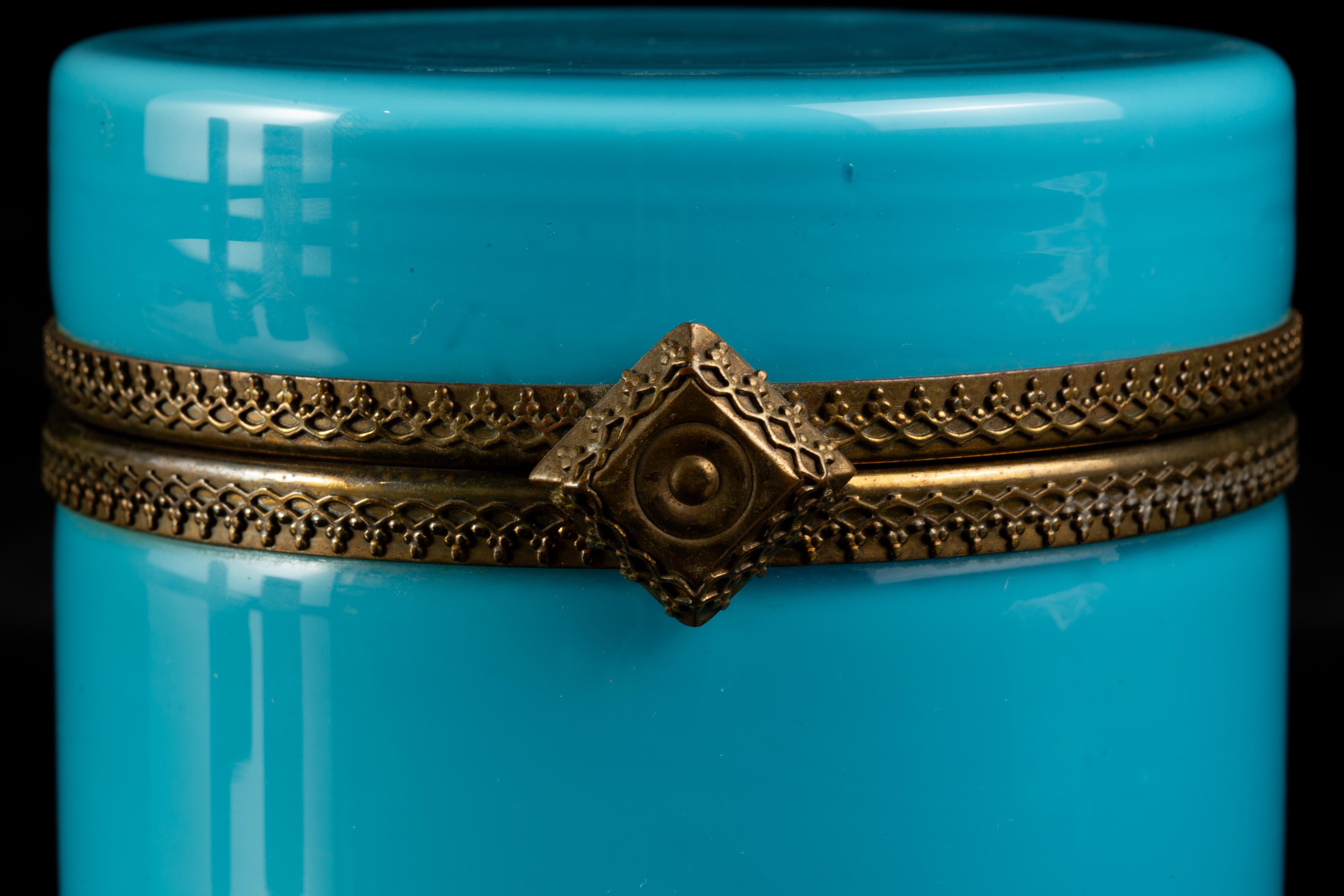 Mid-Century Türkis Opaline Glas Zylindrische Schmuckschatulle w / vergoldete Bronze im Angebot 3