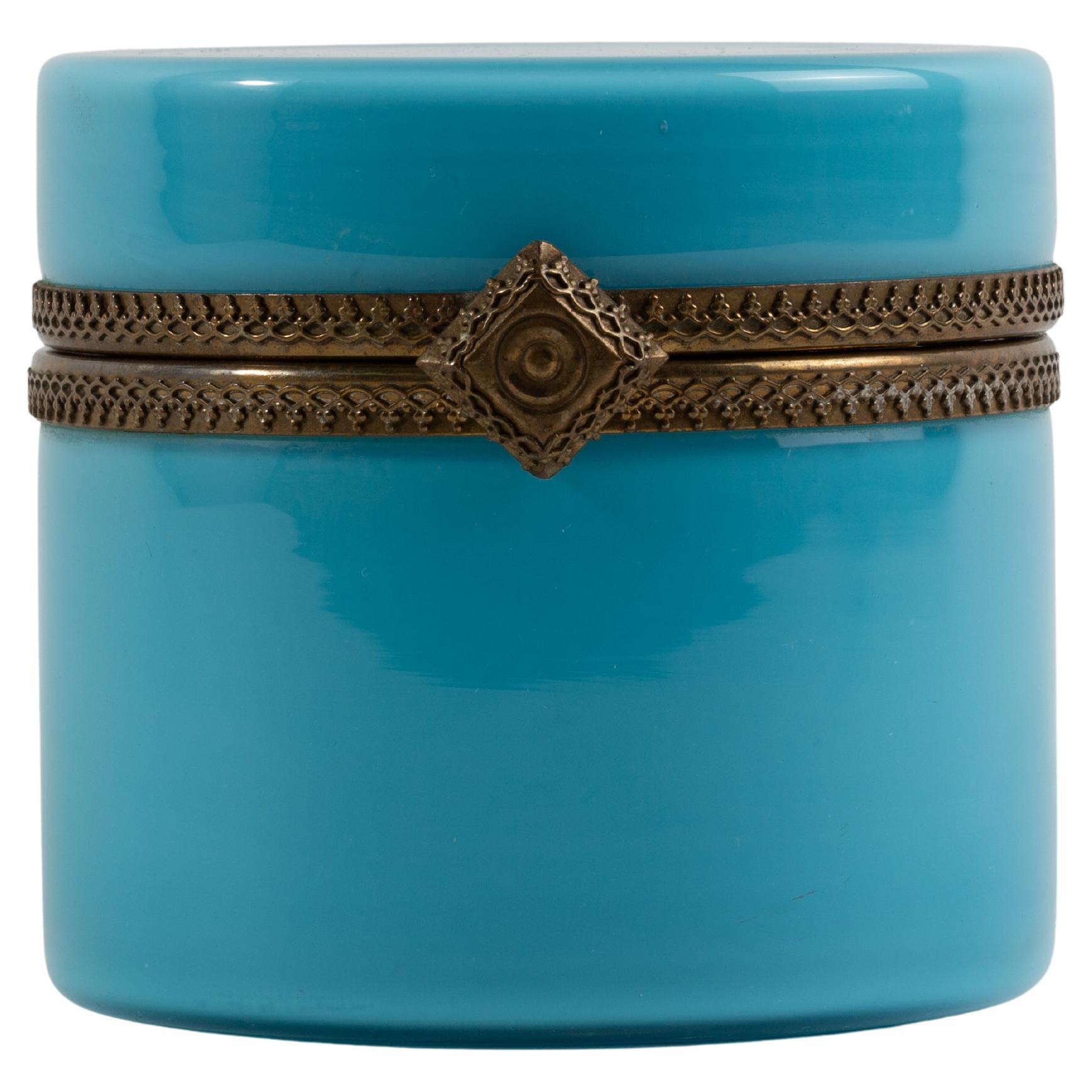 Cofanetto portagioie cilindrico in vetro opalino turchese di metà secolo con bronzo dorato